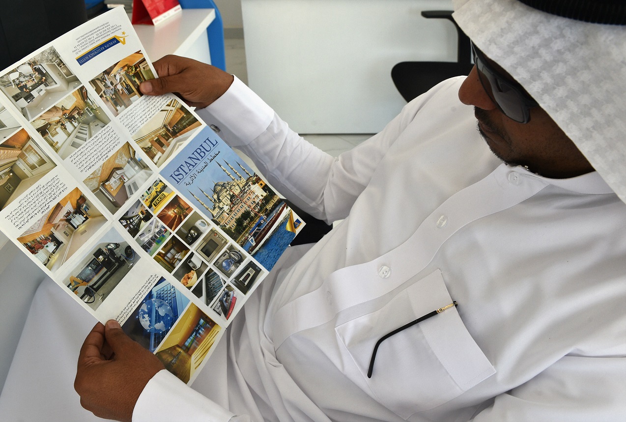 Un client saoudien regarde une brochure touristique sur la Turquie dans une agence de voyage de Riyad (AFP)