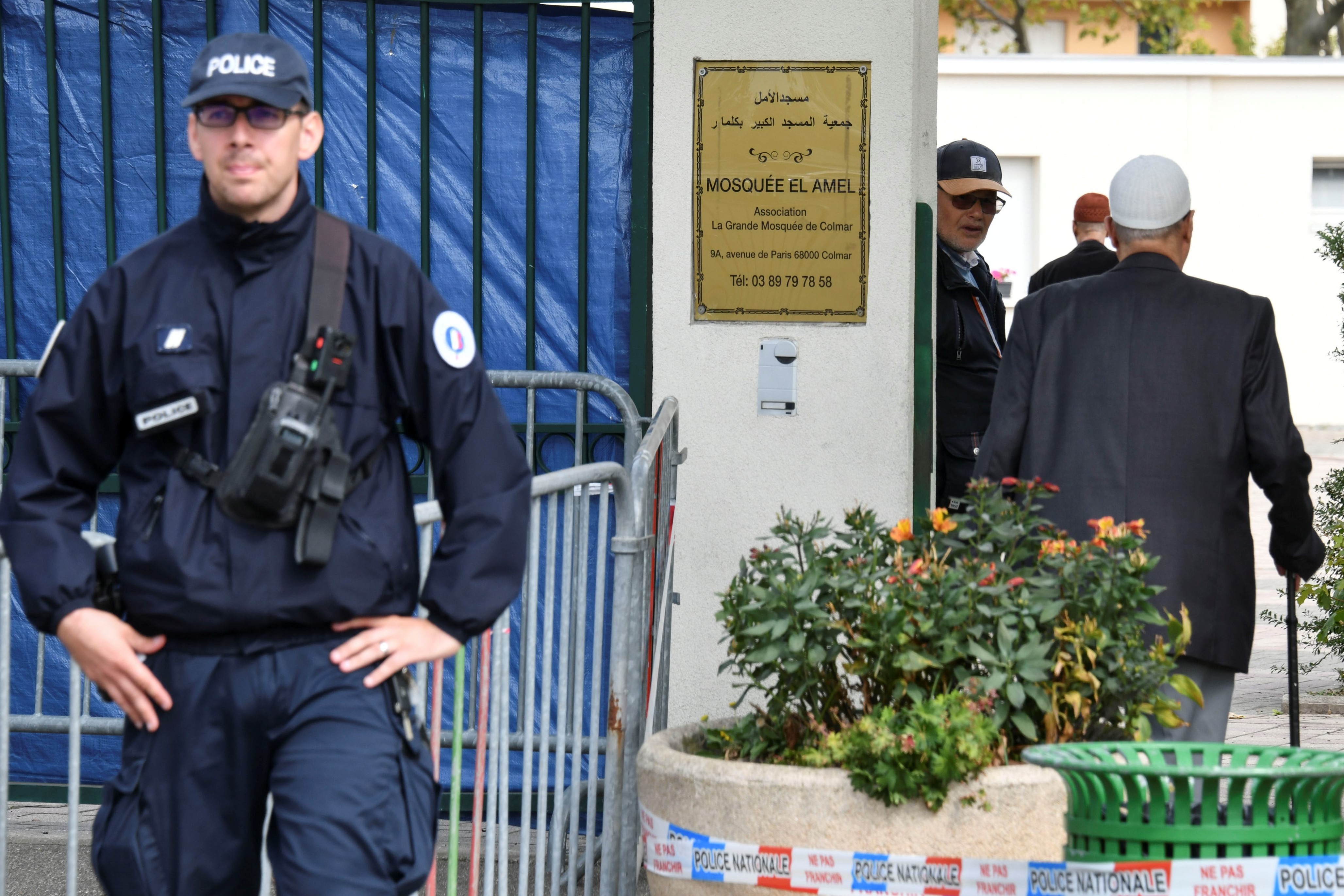 Des fidèles arrivent à la Grande Mosquée de Colmar, dans l’est de la France, tandis qu’un officier de police monte la garde le 22 septembre (AFP)