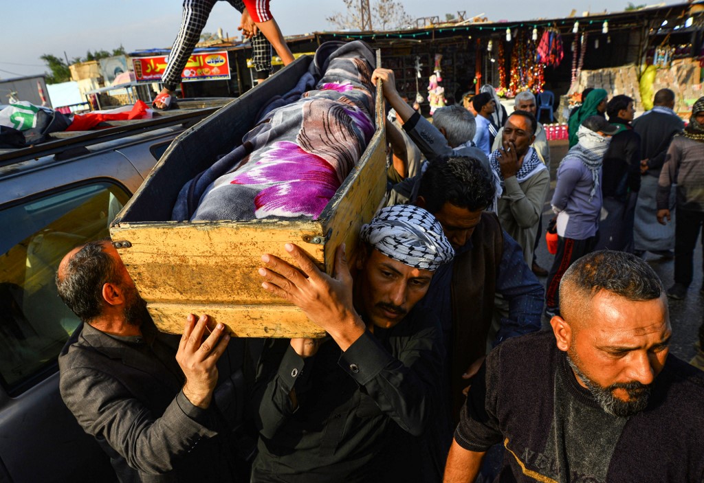 Des Irakiens en deuil portent le cercueil d’un manifestant antigouvernemental tué à Nassiriya par les forces de sécurité en novembre 2019 (AFP)