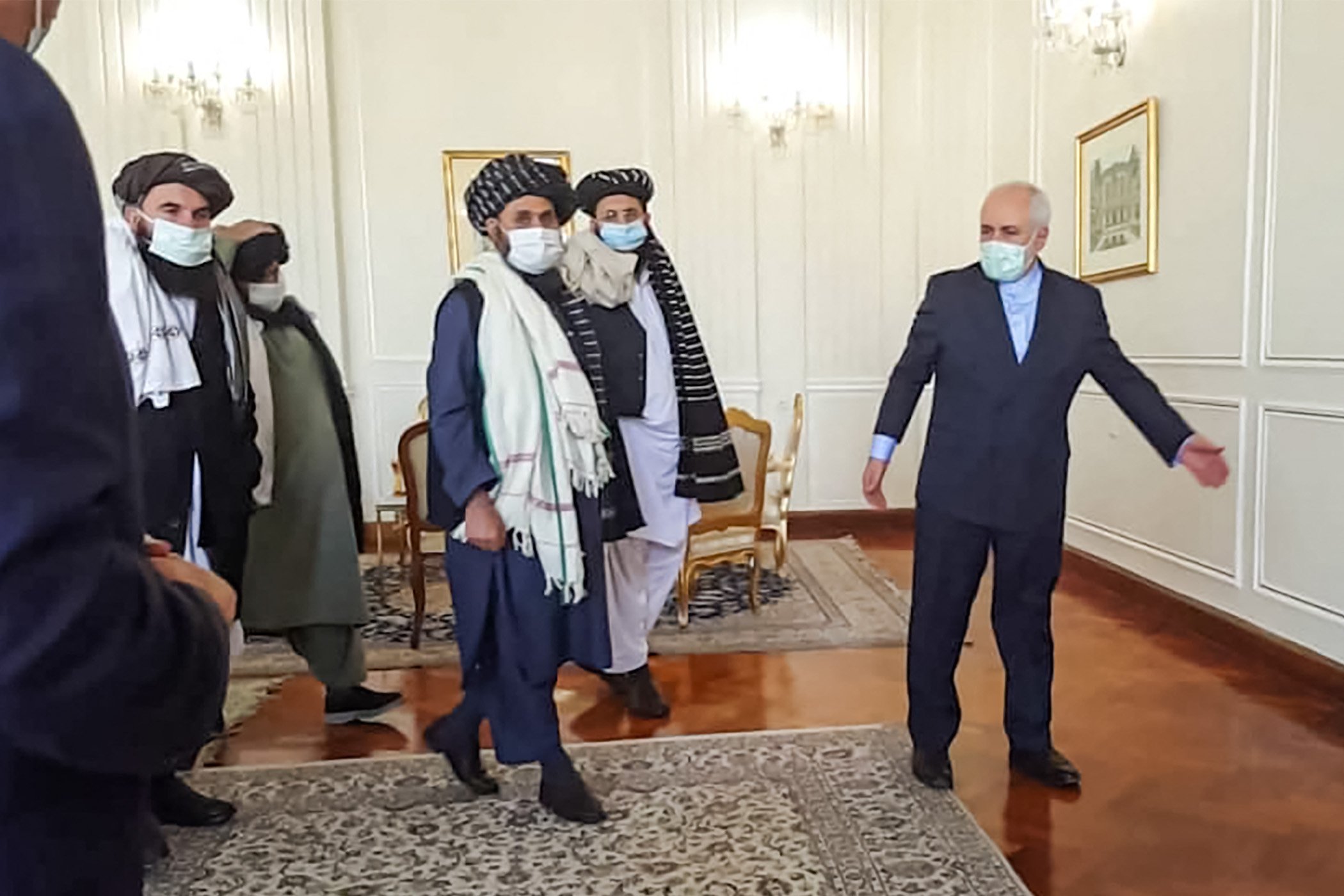 Mohammad Javad Zarif, alors ministre iranien des Affaires étrangères, rencontre le mollah Abdul Ghani Baradar, chef politique des talibans, à Téhéran, le 31 janvier (AFP)
