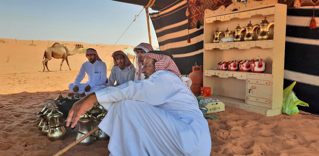 Des membres d’une tribu bédouine saoudienne se reposent dans une tente dans le désert (AFP)