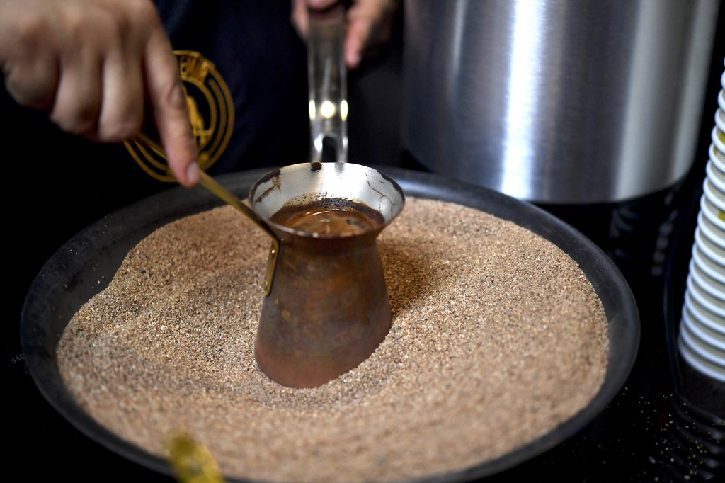 Le café est infusé dans du sable chaud pour en faire ressortir la saveur (AFP)