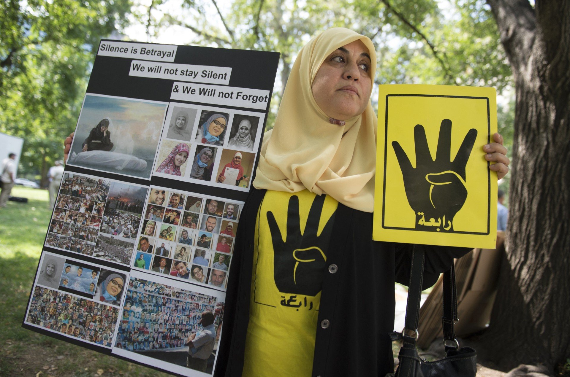 Demonstrators hold a rally to mark the one-year anniversary of the Rabaa massacre in Washington, 14 August 2014 (AFP)