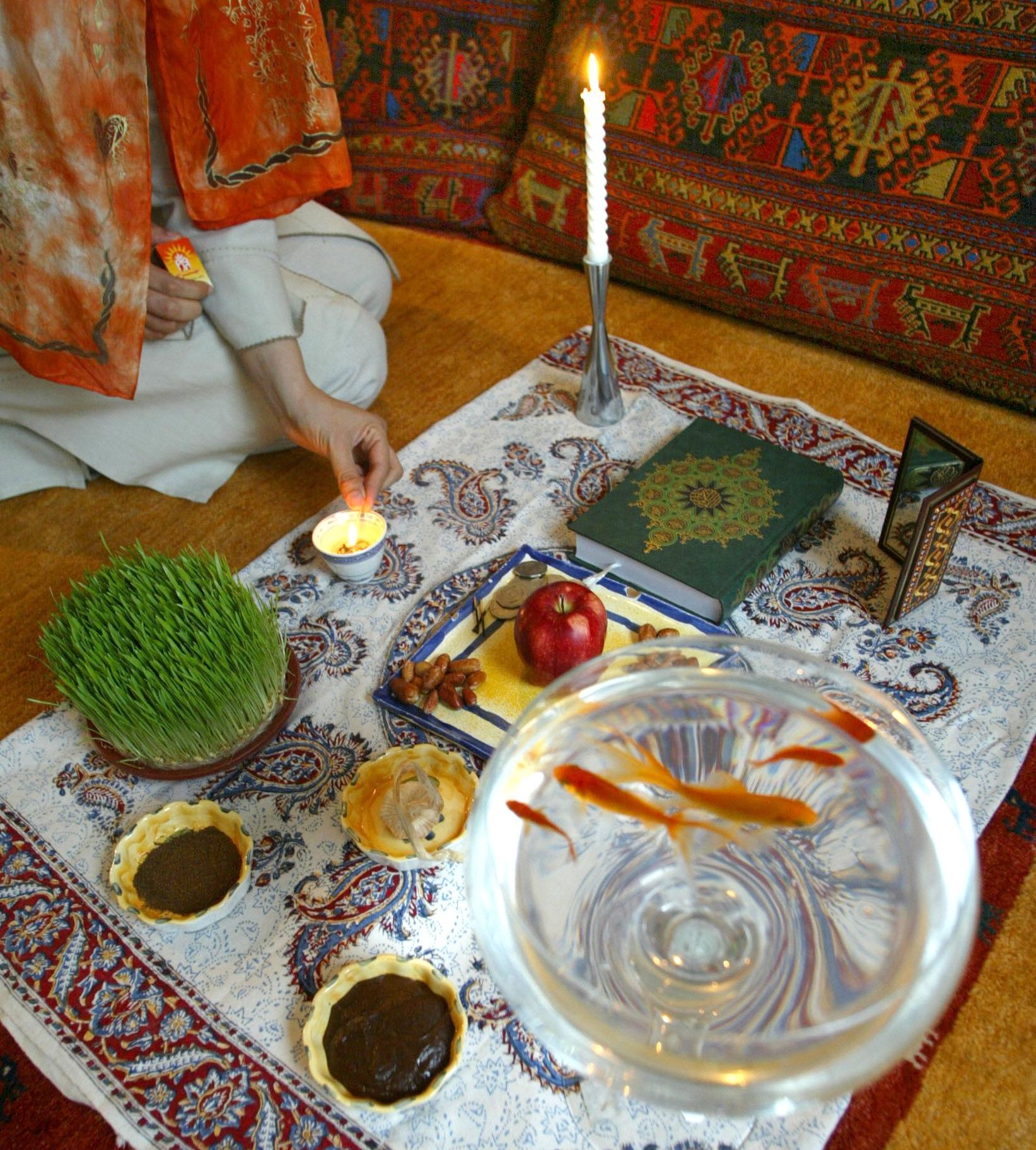 Dans une maison iranienne célébrant Norouz, on trouve généralement des poissons rouges dans un bol, symboles de vie, ainsi que des jeunes pousses (AFP)