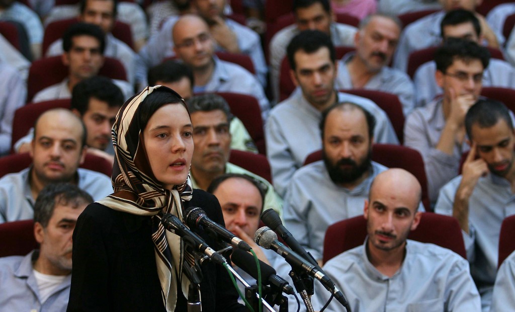 L’étudiante française Clotilde Reiss, détenue pendant dix mois en Iran pour des accusations d’espionnage, se défend lors d’une audience devant un tribunal révolutionnaire, à Téhéran le 8 août 2009 (AFP)