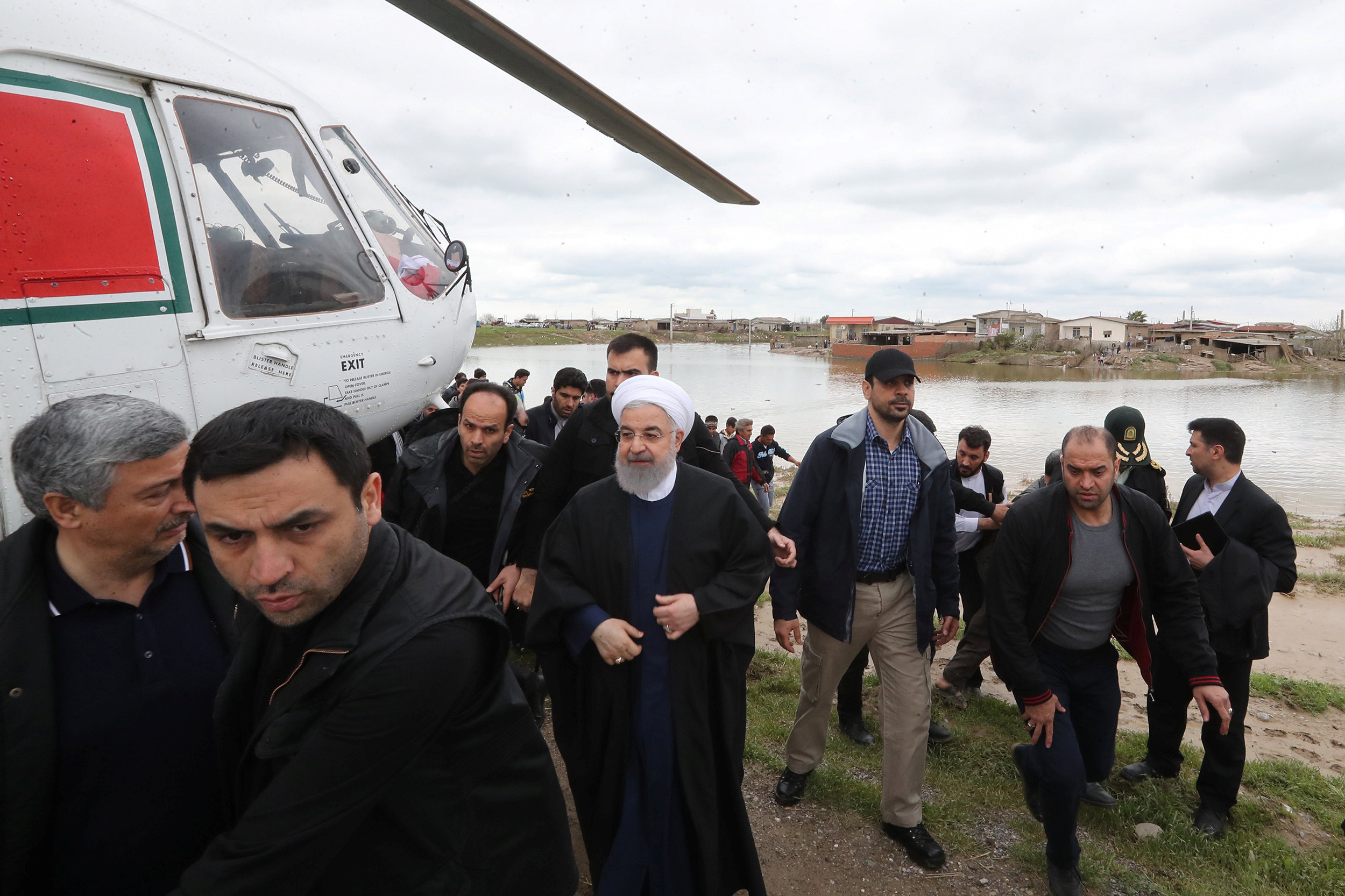 Le président iranien Hassan Rohani a visité certaines des zones inondées dans la province du Golestan le 27 mars (Reuters)