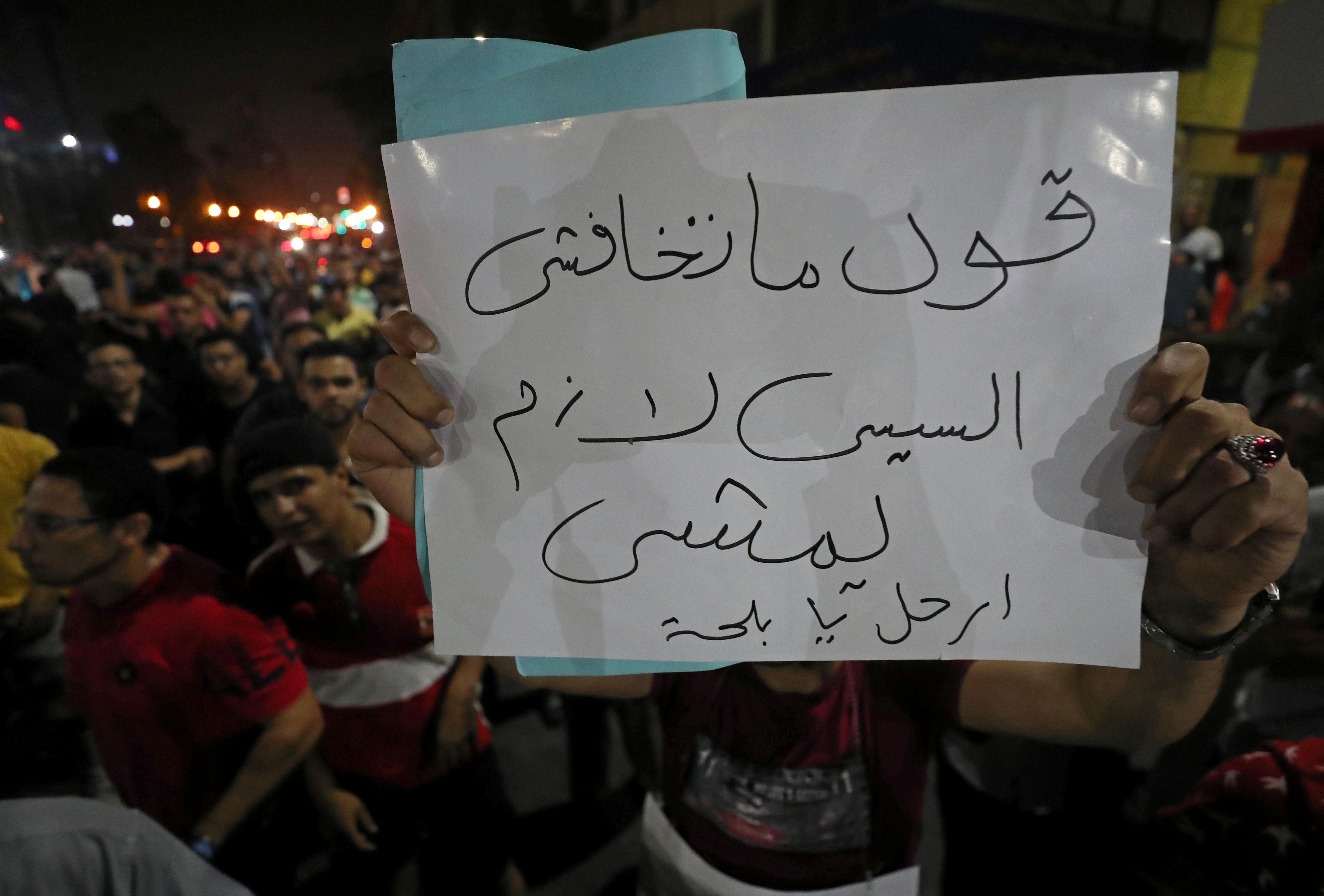 Une personne porte une pancarte disant « N’ayez pas peur… dites… Sissi doit partir » lors d’une manifestation antigouvernementale dans le centre du Caire, le 21 septembre 2019 (Reuters)