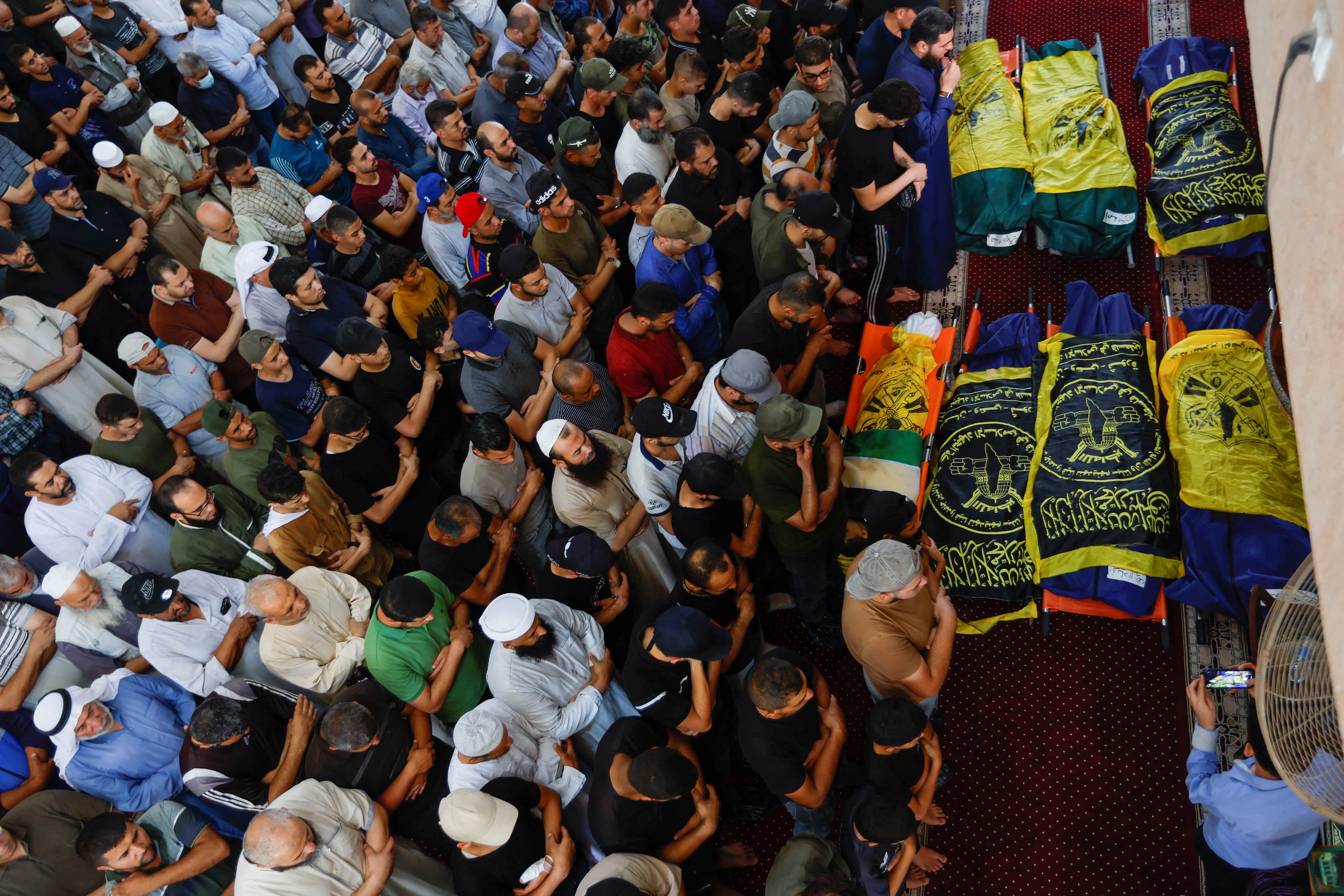 Prière lors des funérailles du commandant du Jihad islamique Khaled Mansour et d’autres palestiniens tués dans les frappes aériennes israéliennes à Rafah, dans le Sud de la bande de Gaza, le 6 août 2022 (Reuters)