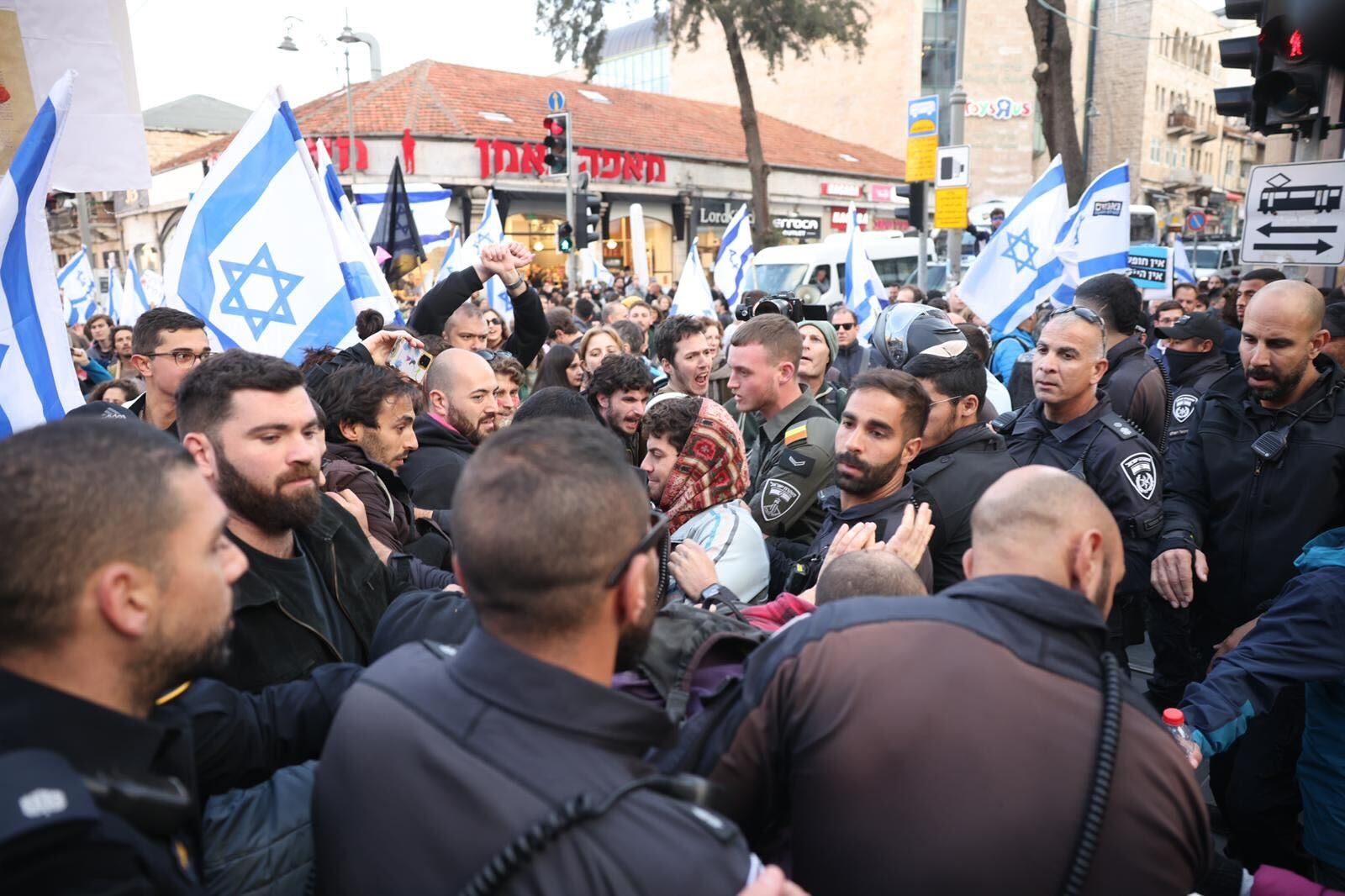 Protesters blocking roads in Jerusalem are confronted by police, on 13 February 2023 (MEE)