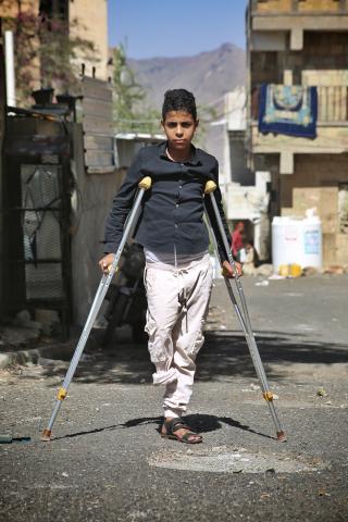 Ahmad Mukhtar, 14 ans, a marché sur une mine alors qu’il faisait paître des moutons (MEE/Khalid al-Banna)