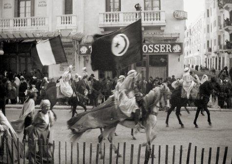 La Cavalcade, photographie de Gabriele Münter prise en 1905. Elle montre des cavaliers arabes défilant lors d’un carnaval à Tunis (VG Bild-Kunst)