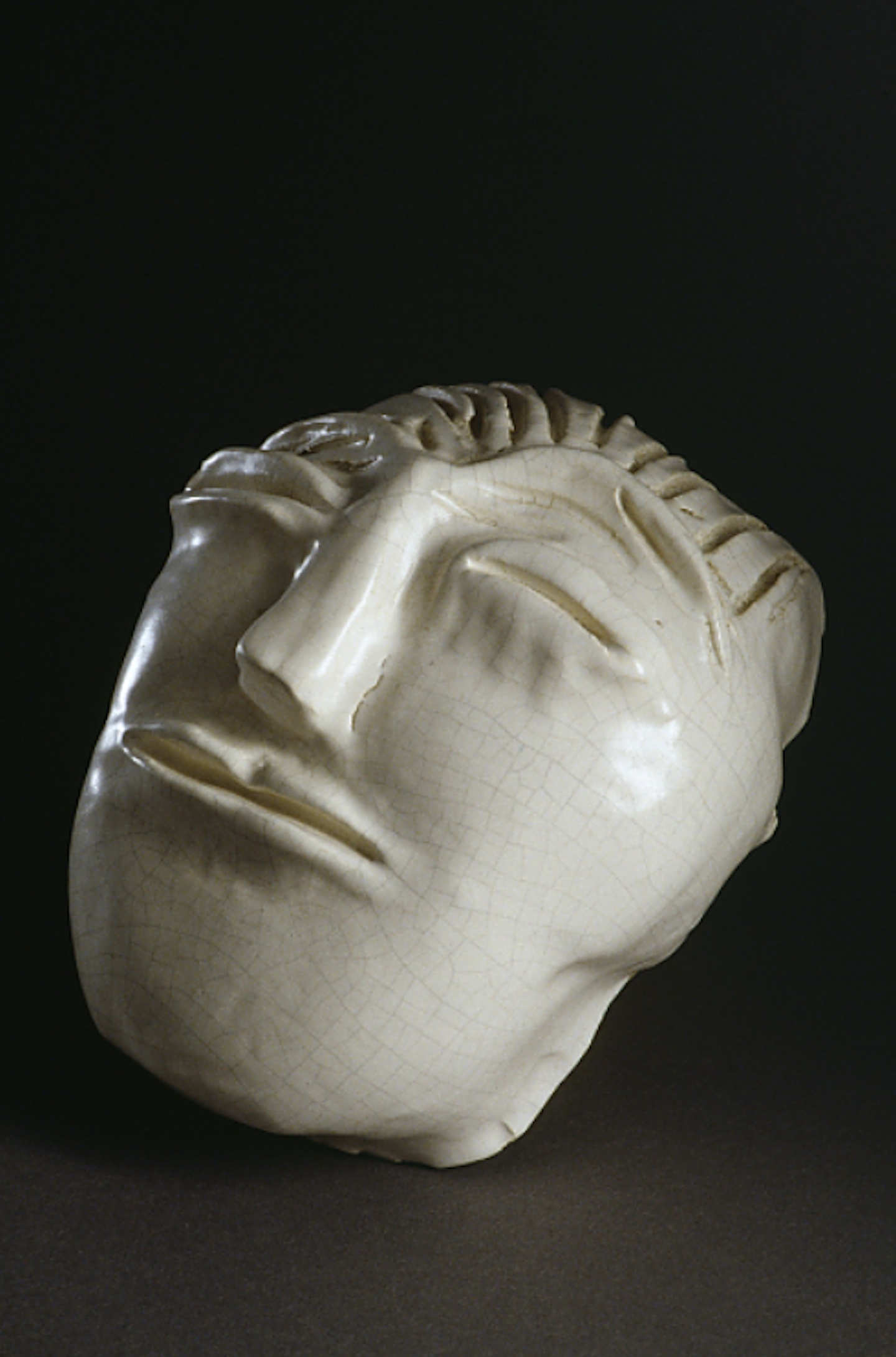 Baya, Masque blanc de l’artiste, 1948. Céramique, 18 x 15 x 8,5 cm. (Musée de l’Institut du monde arabe)