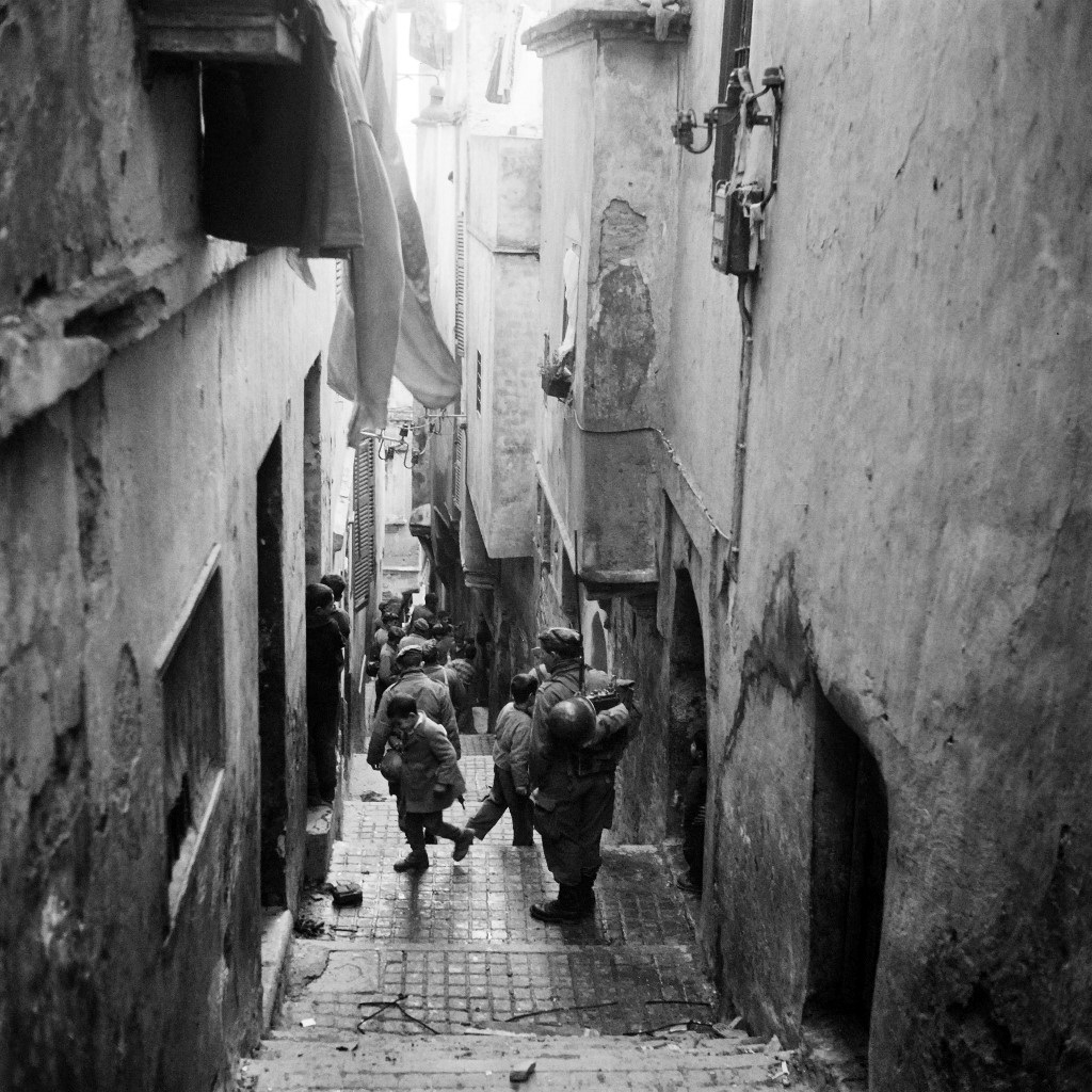 Des militaires patrouillent dans une ruelle de la Casbah alors que des milliers d’Algériens sont descendus vers les quartiers européens d’Alger aux cris de « Yahia [vive] de Gaulle », « Algérie algérienne » et « vive le FLN », le 11 décembre 1960, pendant la guerre d’Algérie (AFP)
