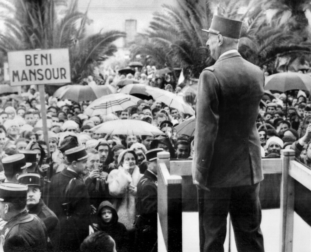 Le général de Gaulle s’adresse à la foule venue l’écouter à Akbou en Algérie lors d’un voyage officiel, le 12 décembre1960 (AFP)