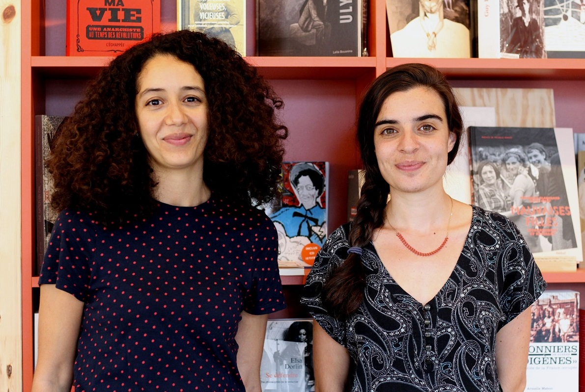 Elsa Piacentino et Halima M’Birik, cofondatrices de la nouvelle librairie El Ghorba mon amour, se sont rencontrées sur les bancs de l’université de Nanterre en sociologie (MEENadia Bouchenni)