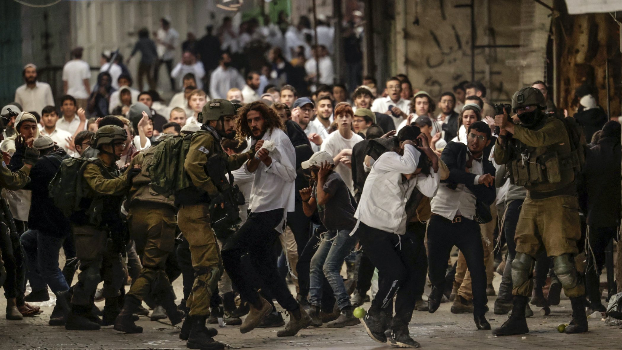 Israeli security forces deploy as Jewish settlers march through Hebron to the Ibrahimi Mosque on 19 Novermber 2022 (AFP) 