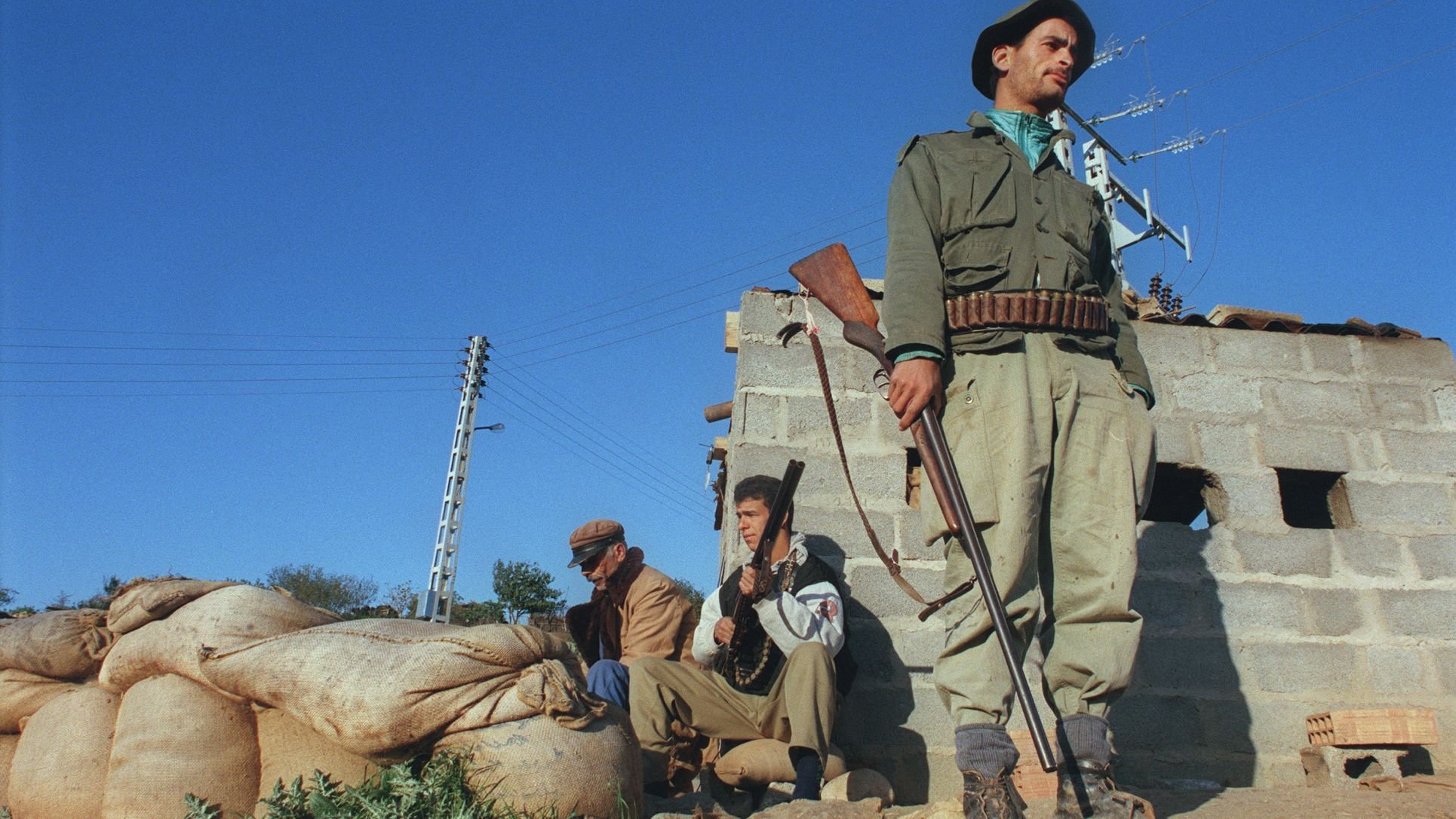 Cette photo de 1994 montre les gardes d’un village dans la région de Kabylie, en Algérie, au point culminant de la guerre civile (AFP)