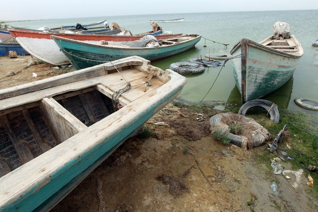 Des bateaux se décomposent sur les rives boueuses du lac Milh, alors que le niveau de l’eau continue de baisser (AFP)