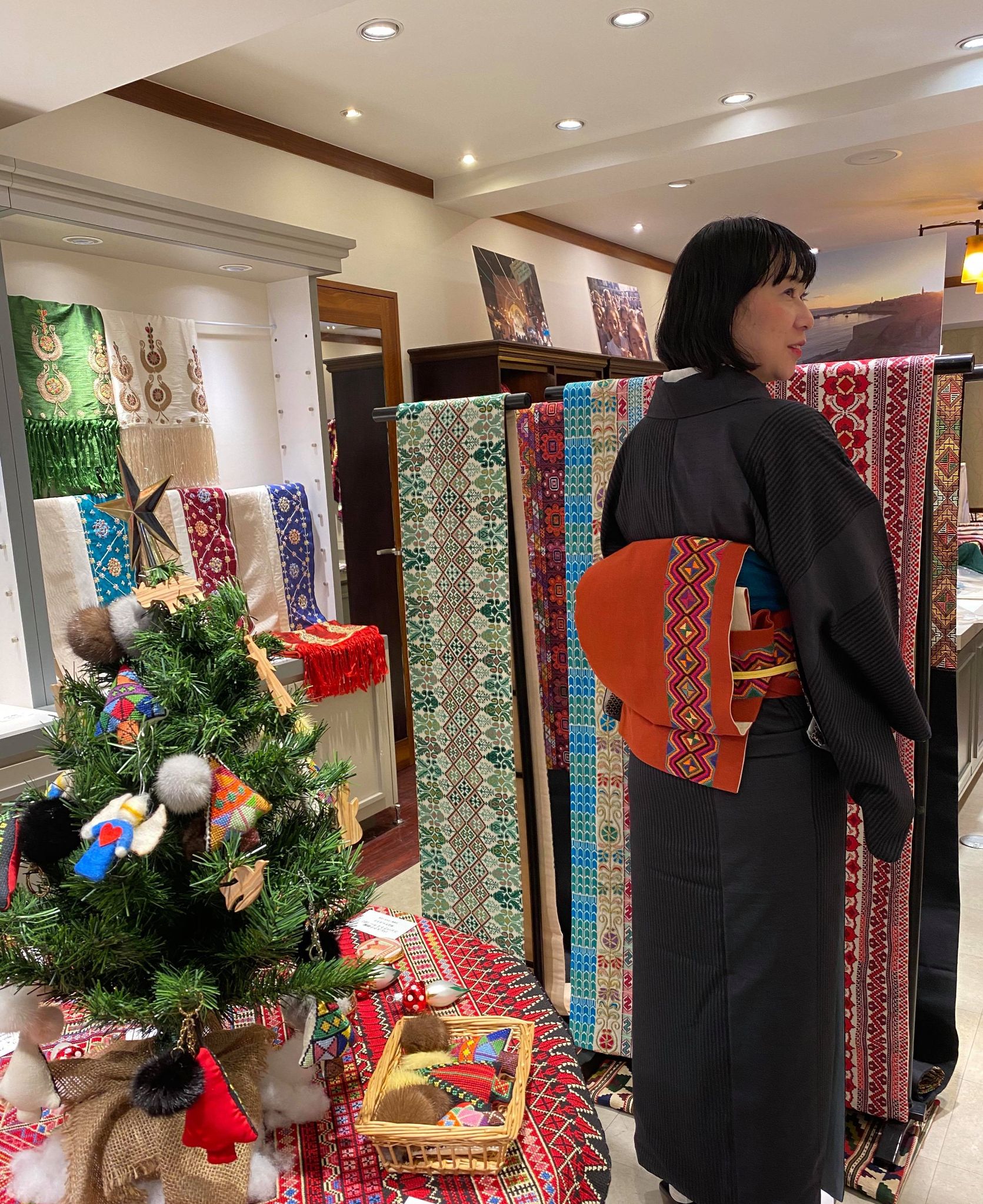 Mariko Akimoto possède une trentaine d’obis. Cette large ceinture orange ornée de broderies palestiniennes est sa première « obi à tatriz » (crédit  Mariko Akimoto)