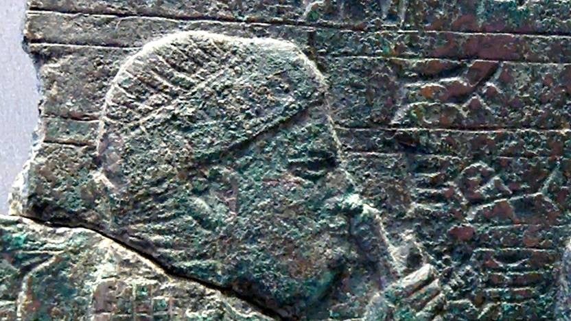 Le roi d’Assyrie Assarhaddon et sa mère Naqia dans le temple de Marduk (domaine public)