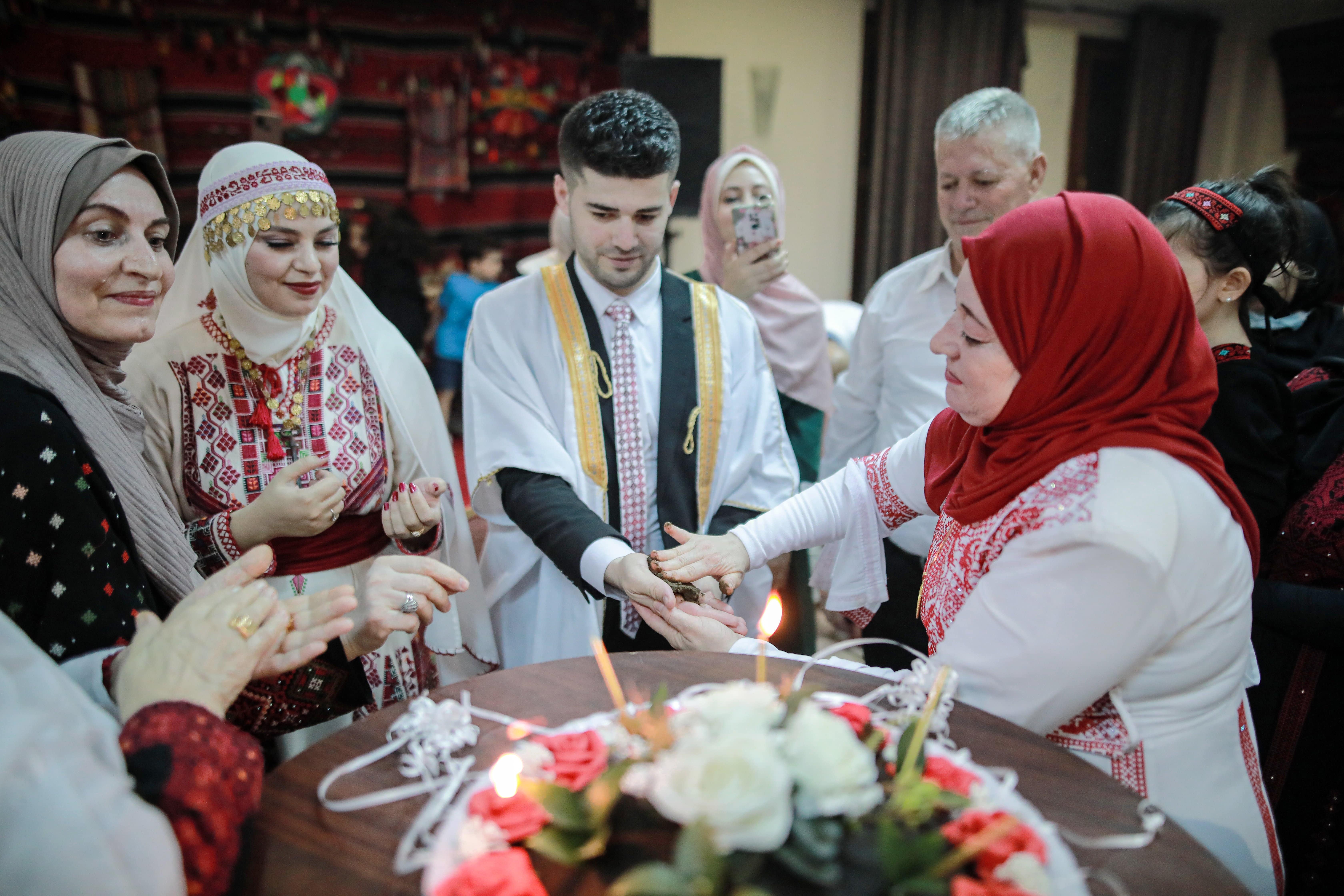Un couple de jeunes mariés participe à la cérémonie du henné (MEE/Hosam Salem)