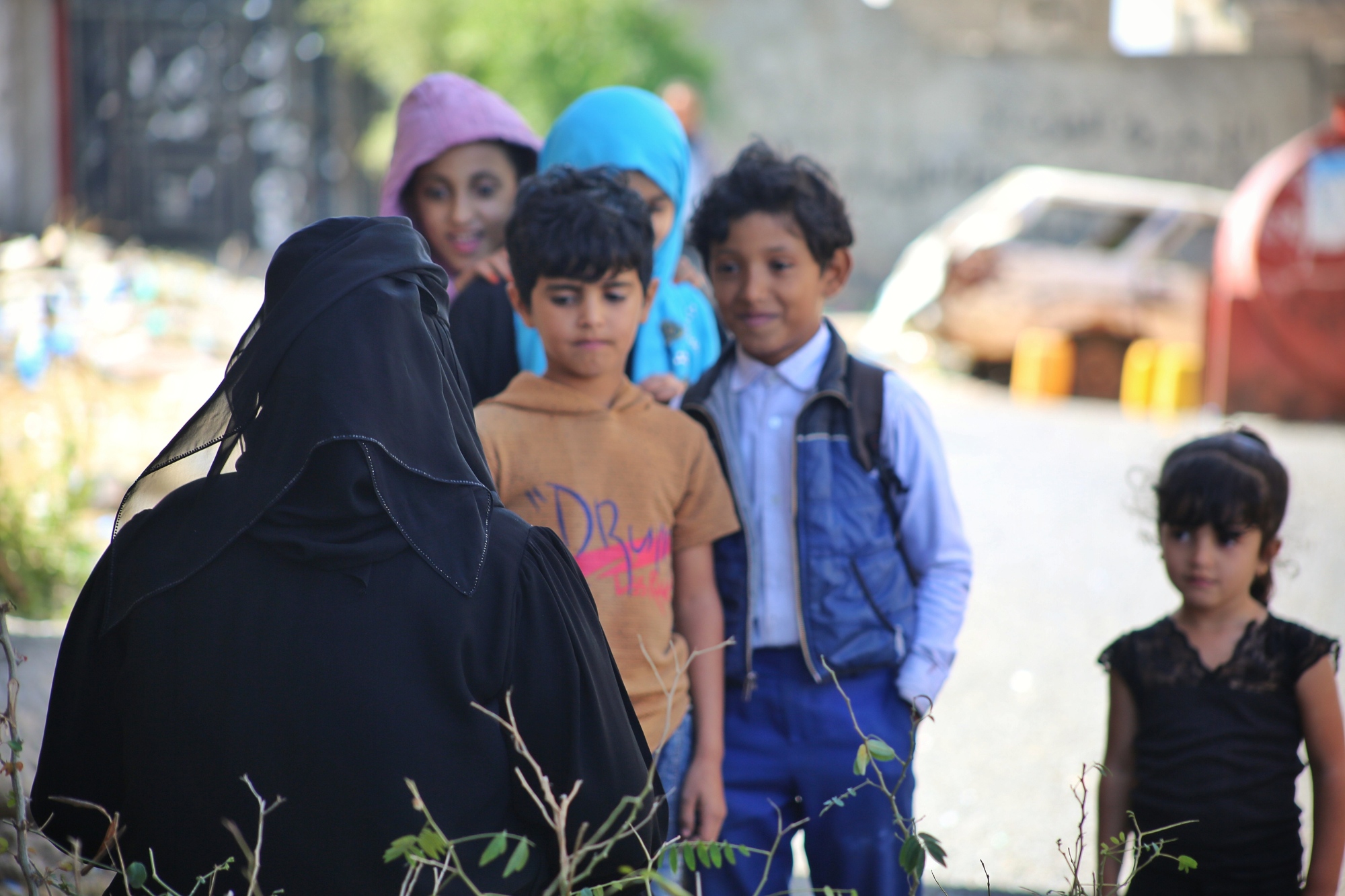 Yemeni psychologist Nuha al-Baidhani speaks to children in the city of Taiz (MEE/ Khalid al-Banna)
