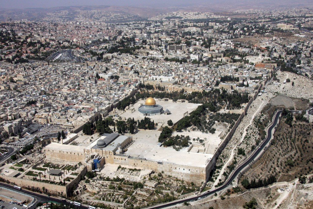 Une vue aérienne montre al-Aqsa, avec le dôme du Rocher au centre, un lieu particulièrement vénéré par les musulmans et chargé d’histoire (AFP)