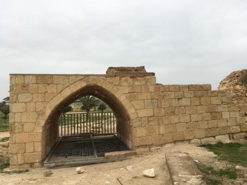 Ce qui reste du puits d’Abu Yahiya, restauré et transformé en site touristique israélien par l’autorité foncière israélienne (MEE/Sarah Helm)