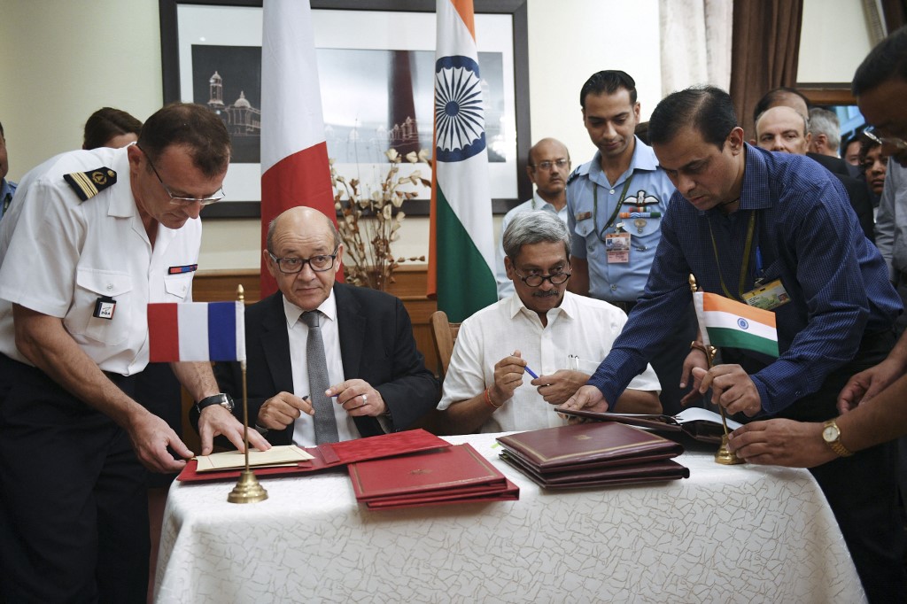 The French and Indian defence ministers sign a deal for the purchase of fighter jets in New Delhi in September 2016 (AFP)