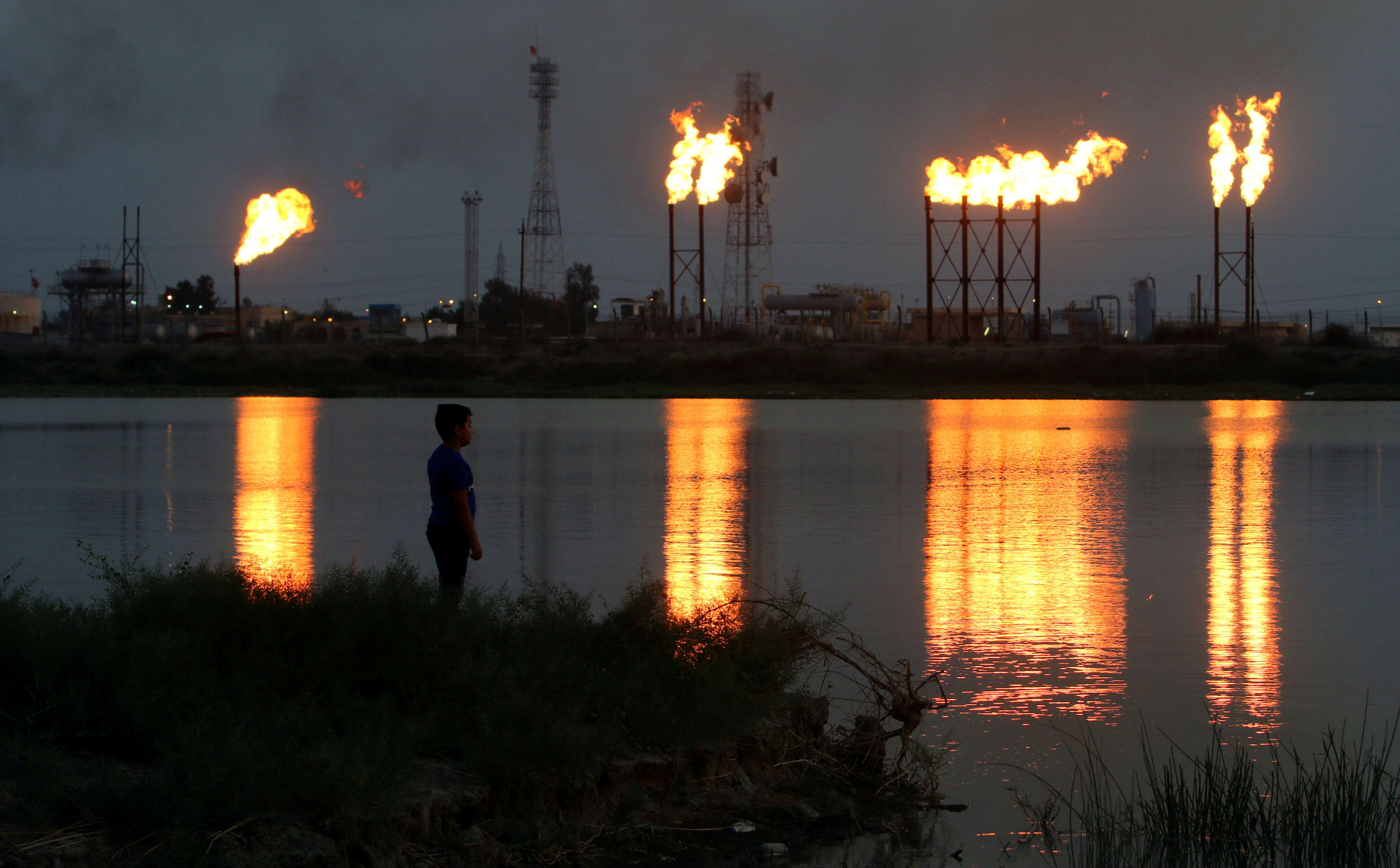 Восточная нефть. Добыча нефти Ирак 2020. Нефть ближнего Востока 1970.