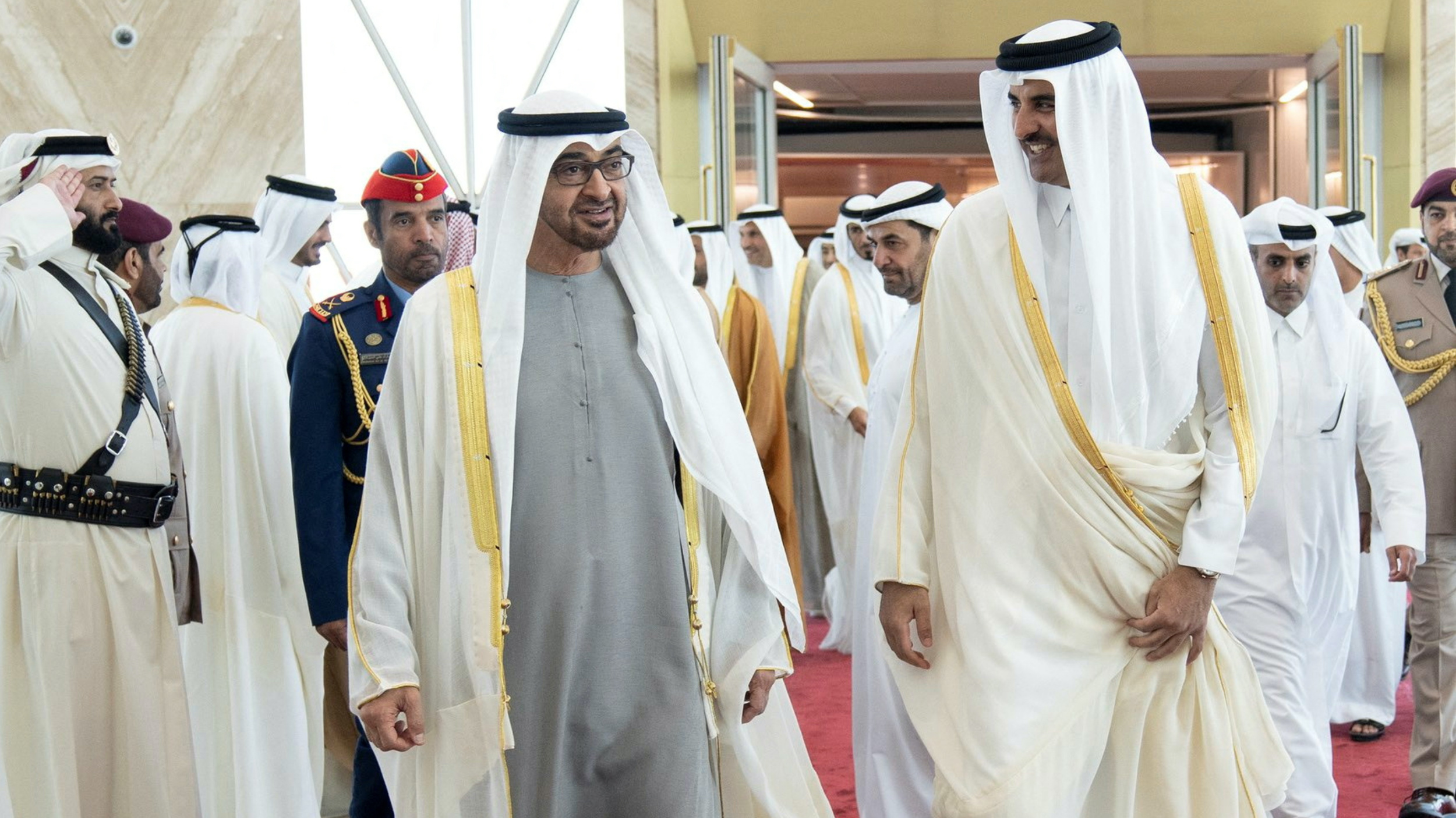 L’émir du Qatar, le cheikh Tamim ben Hamad al-Thani (à droite), rencontre le président des EAU, le cheikh Mohammed ben Zayed al-Nahyane, à Doha, le 5 décembre 2022 (Reuters)