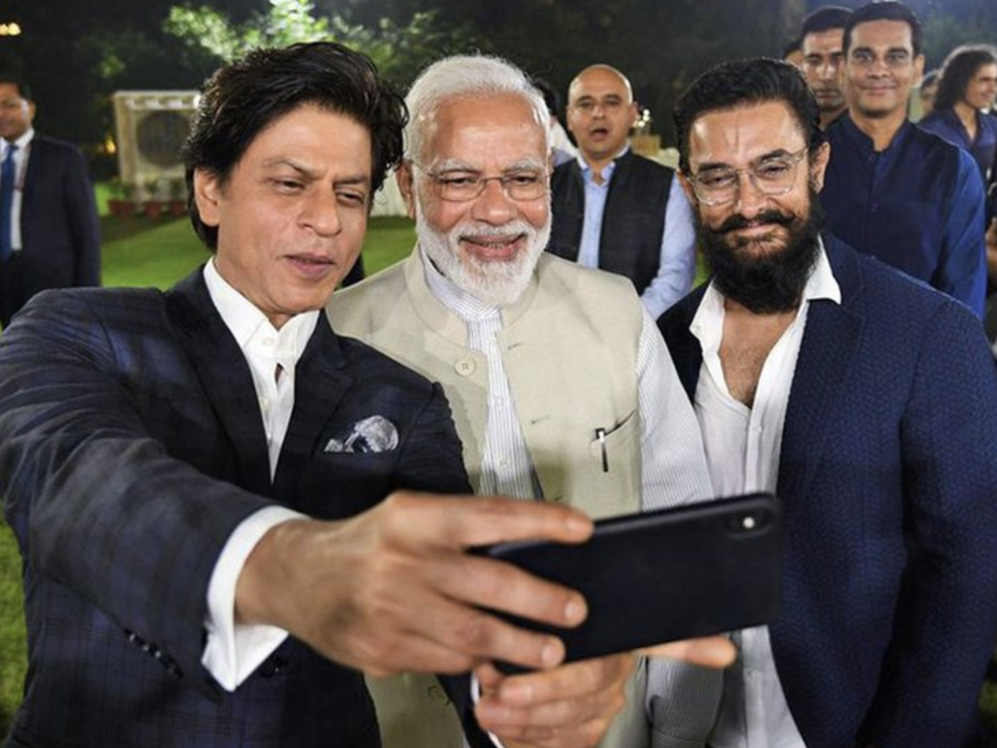 Khan taking a selfie with Modi (Screengrab)