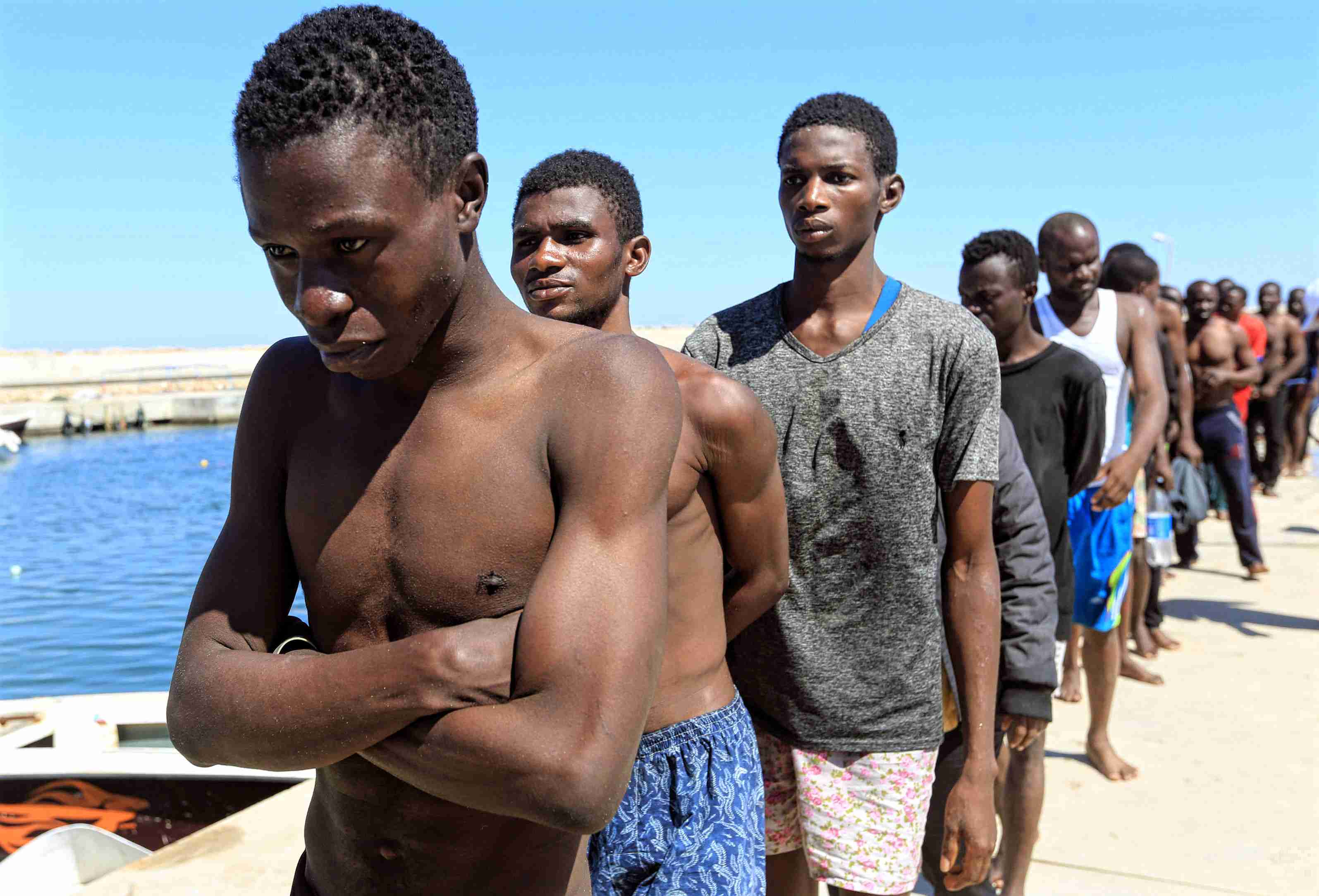 Муж заказал негра. Африканцы на пляже.