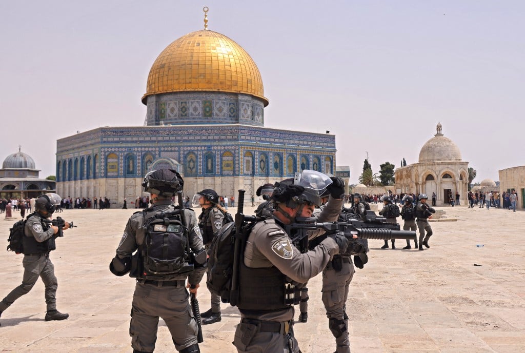 Les forces israéliennes font irruption à al-Aqsa en mai 2021, tirant des balles en acier recouvertes de caoutchouc et des gaz lacrymogènes sur les fidèles (AFP)