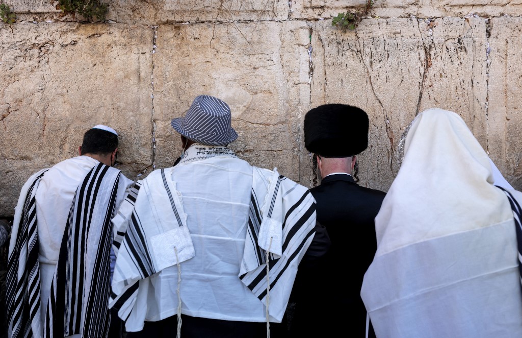 Des fidèles juifs se rassemblent au mur des Lamentations, ce qui peut souvent susciter des tensions (AFP)