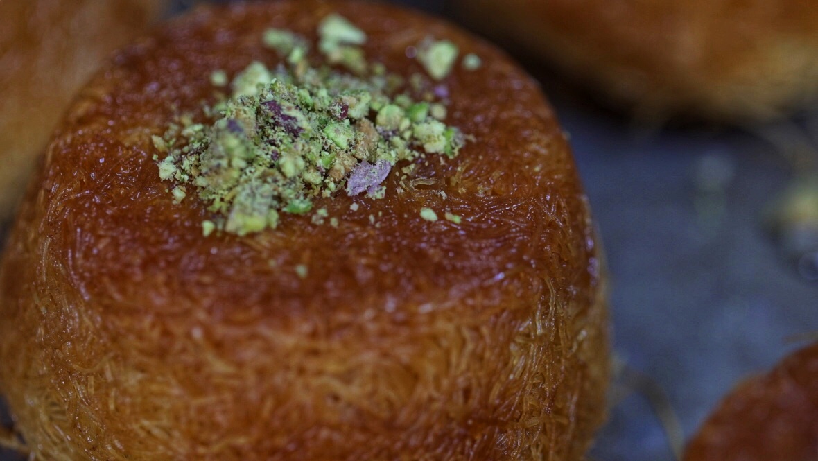 Chopped pistachios are the perfect topping for kunafa cups (@babylonbakehouse)