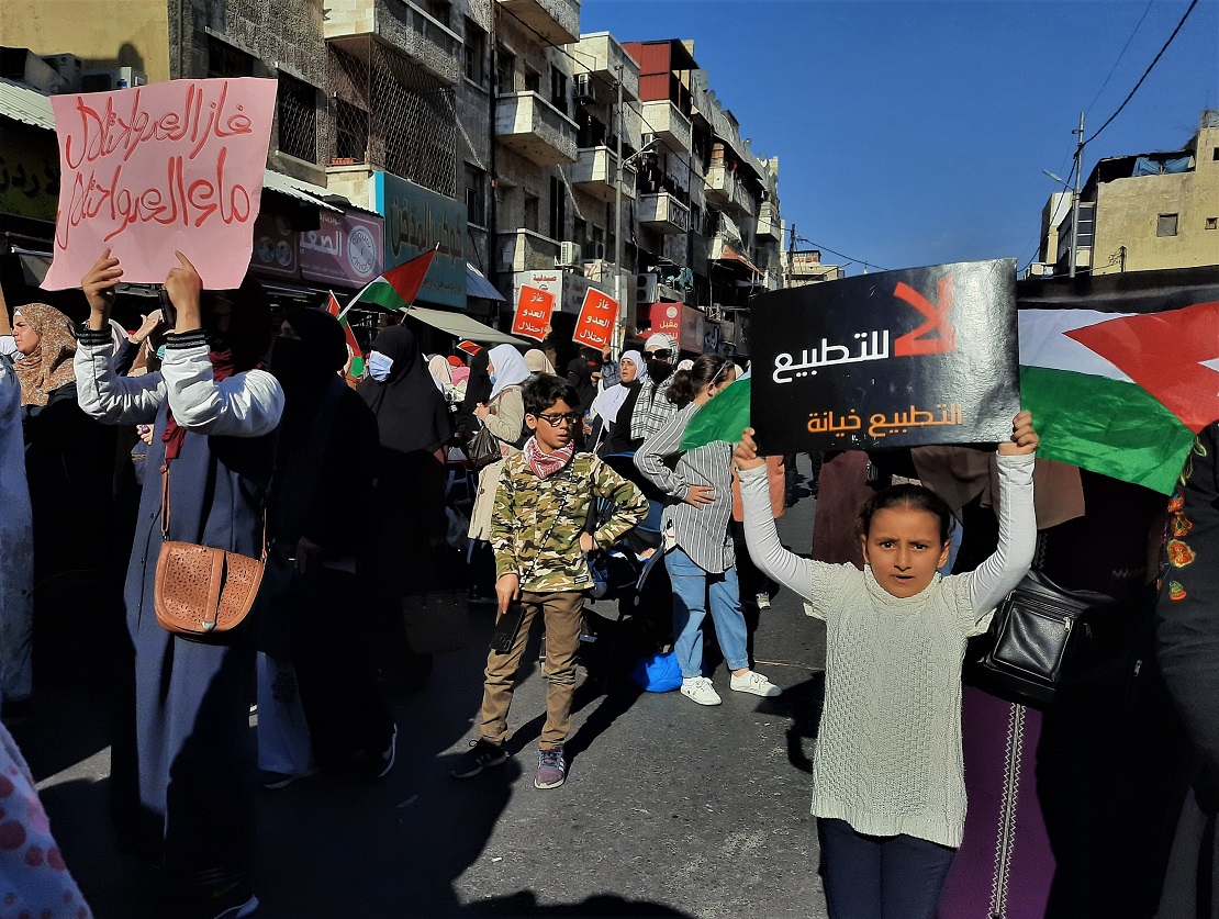 « Non à la normalisation », dit la pancarte tenue par une petite fille, dans une manifestation à Amman, le 26 novembre dernier, contre l’accord conclu entre la Jordanie et Israël qui prévoit des échanges d’électricité contre de l’eau (MEE/Clothilde Mraffko)