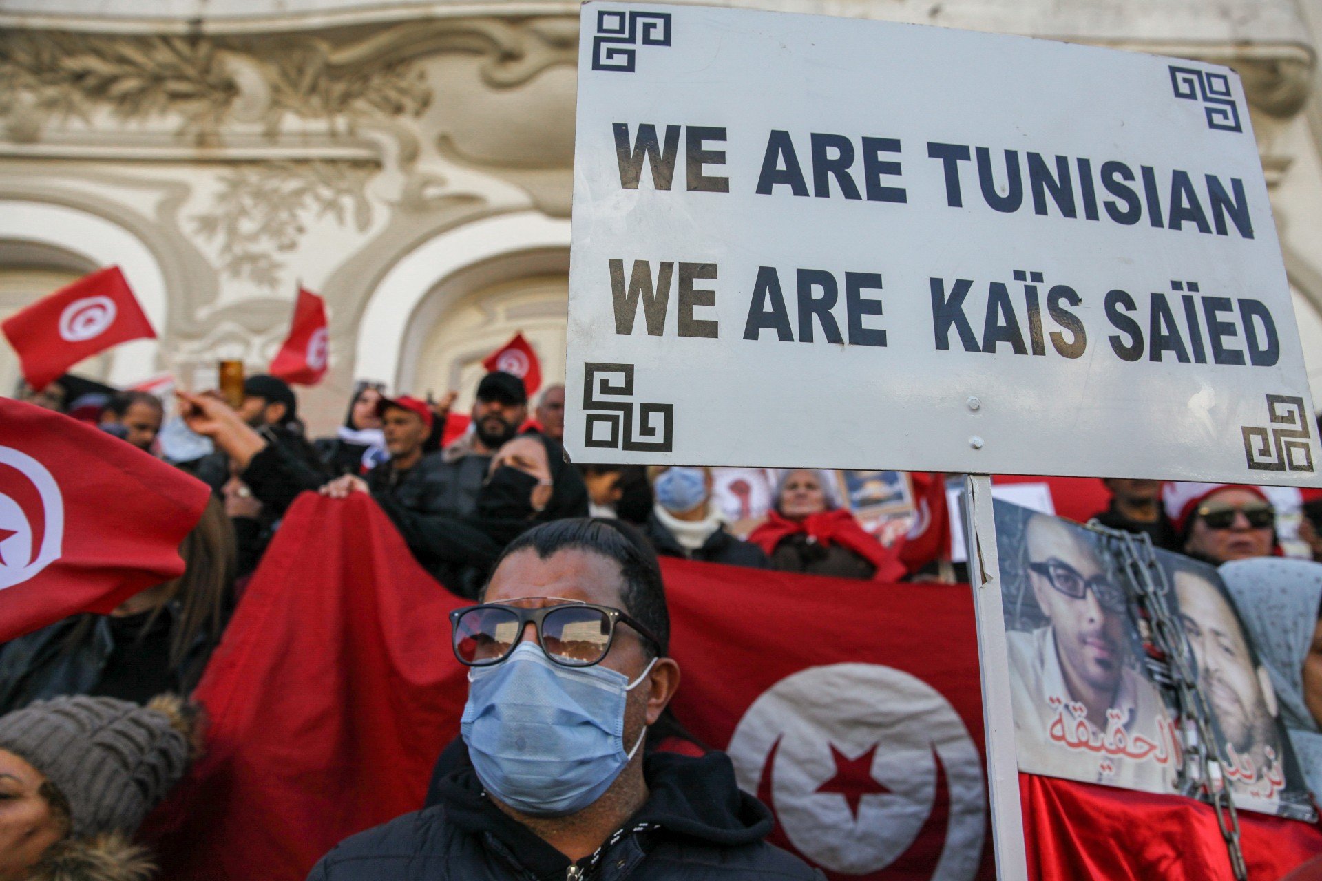 Des partisans du président Kais Saied participent à une manifestation pour commémorer le onzième anniversaire du déclenchement de la révolution tunisienne et soutenir le président (Reuters)