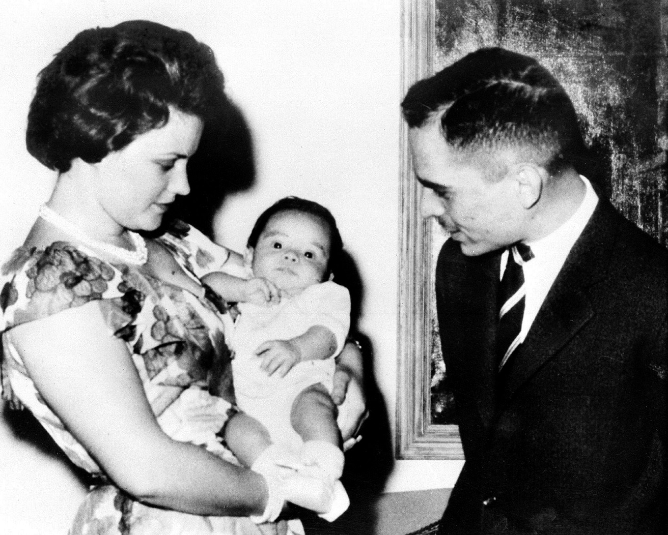 Photo de 1963 montrant le roi Hussein de Jordanie et sa première épouse, la reine Mona, née Antoinette Avril Gardiner, avec leur fils aîné Abdallah, futur souverain, à Amman (AFP)