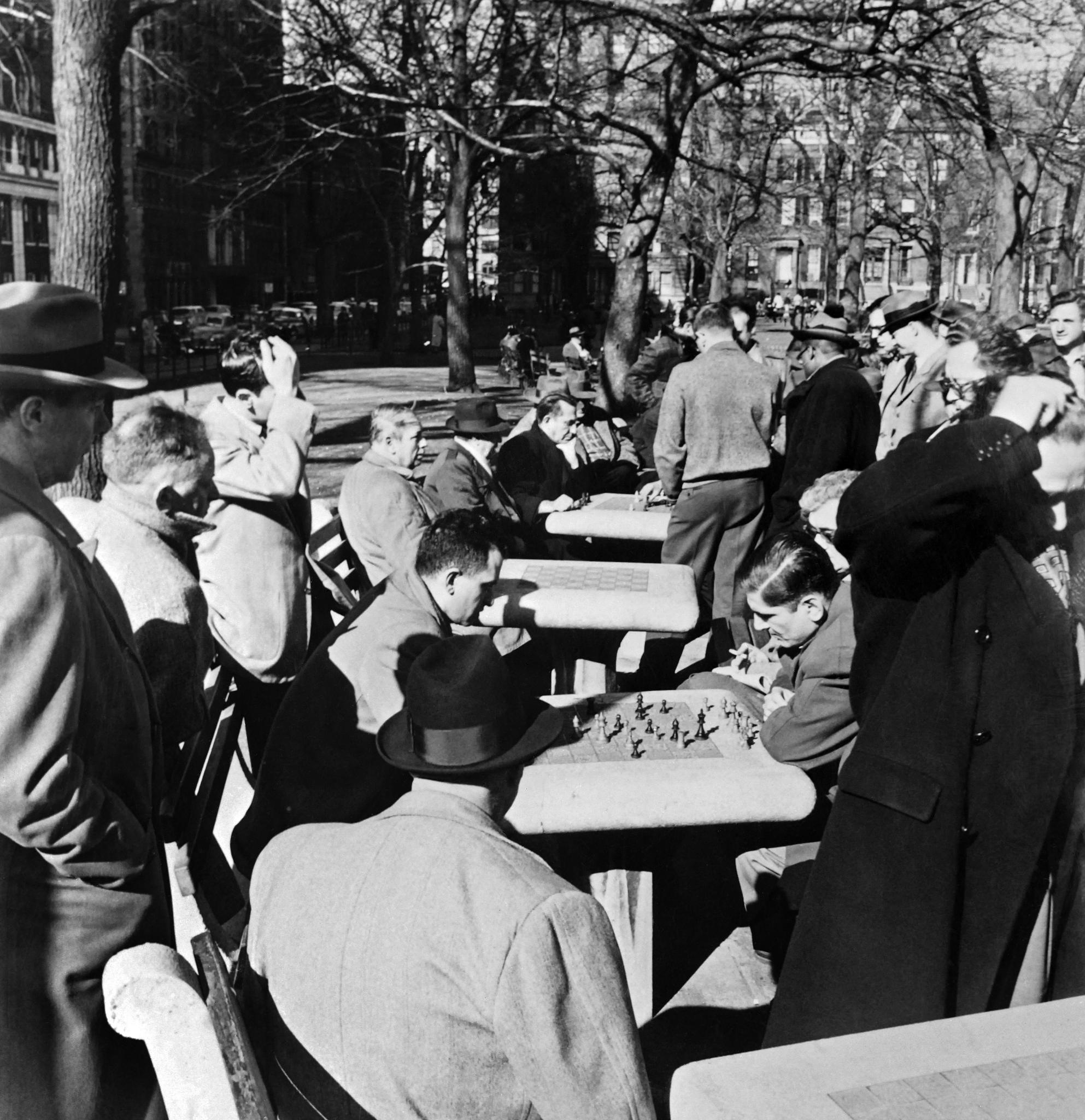 Des hommes jouent aux échecs sur des tables d’échecs en pierre à Greenwich Village Park, au cœur de New York, dans les années 1960 (AFP)