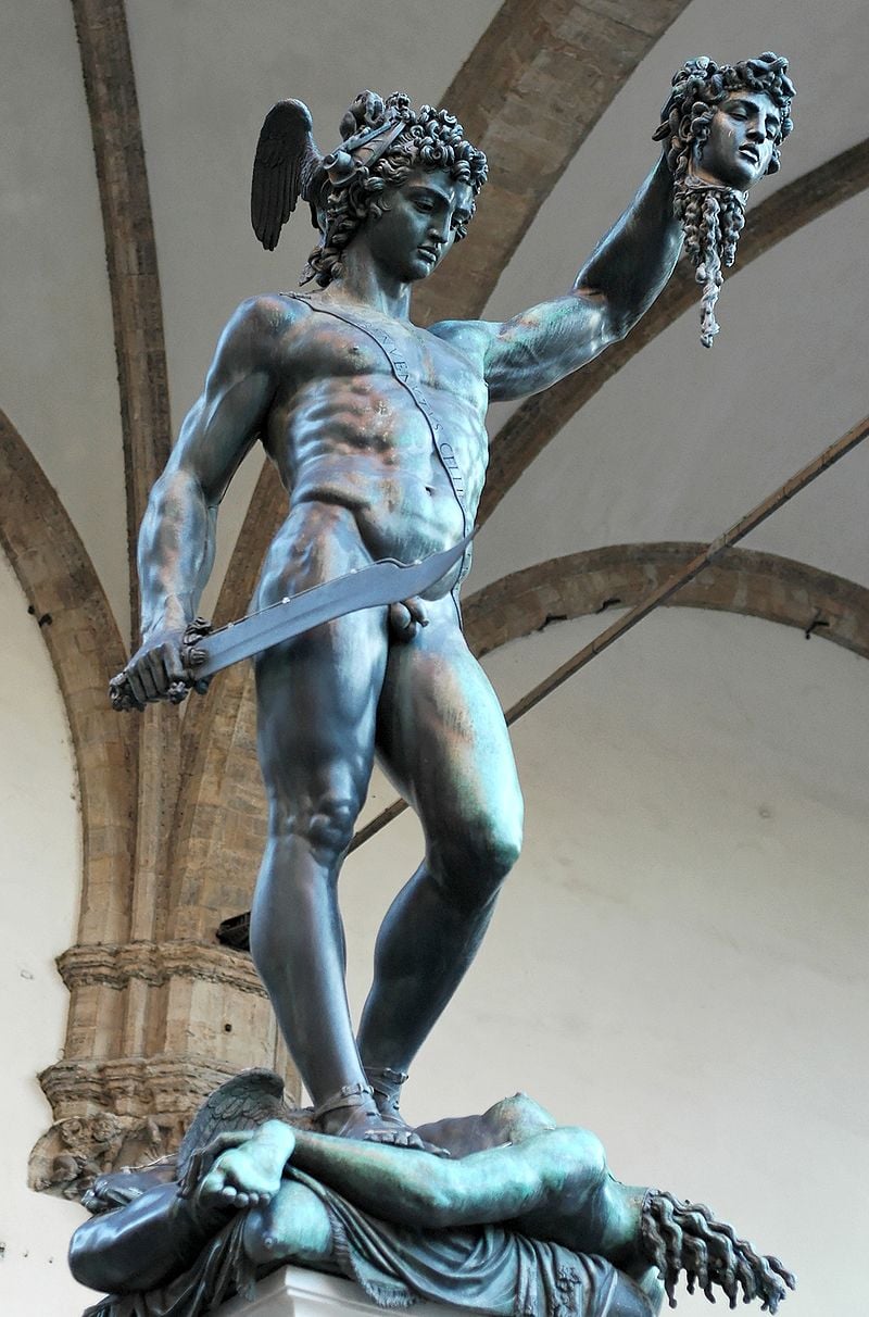 Persée tenant la tête de Méduse, sculpture en bronze de Benvenuto Cellini, à Florence en Italie, considérée comme l’un des chefs d’œuvre de la Renaissance artistique (Wikipédia)