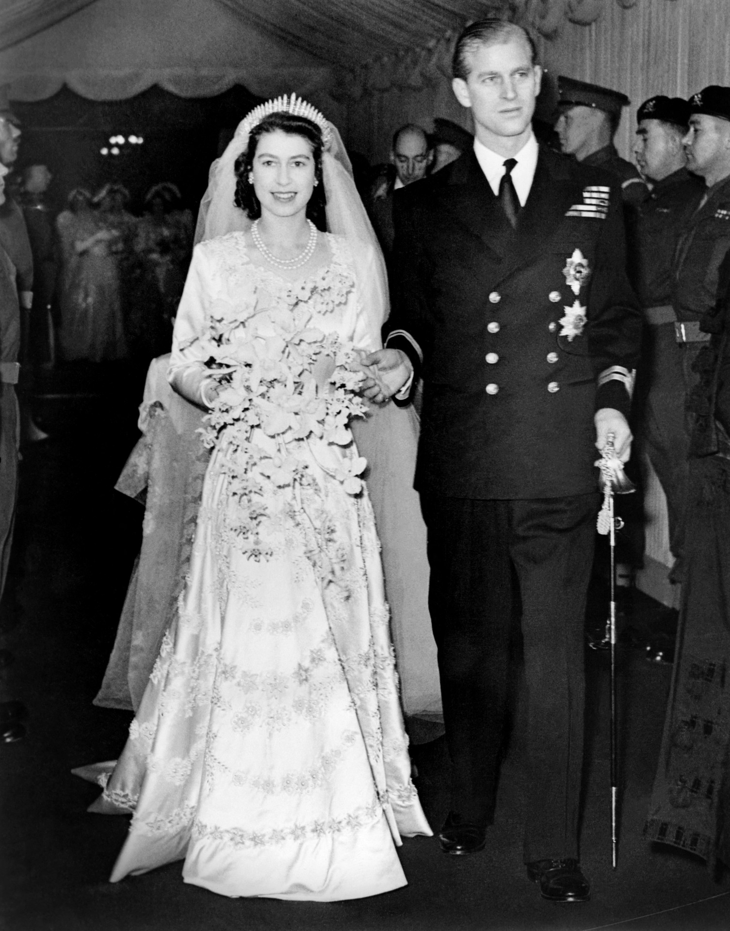 queen elizabeth wedding dress 1947