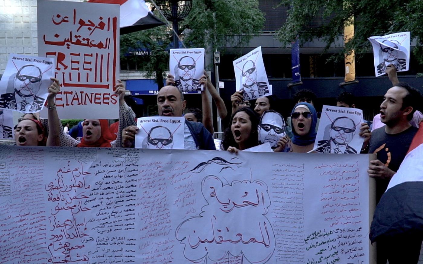 Des militants à New York ont compilé les noms des 2 200 détenus égyptiens sur une banderole et exigent leur libération (MEE/Azad Essa)