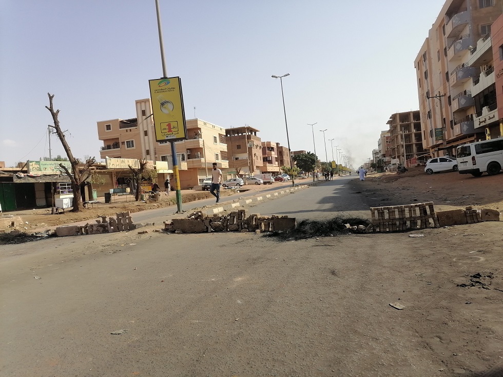 Barricade érigée par des manifestants dans une rue de Khartoum (MEE/Mohamed Amin)
