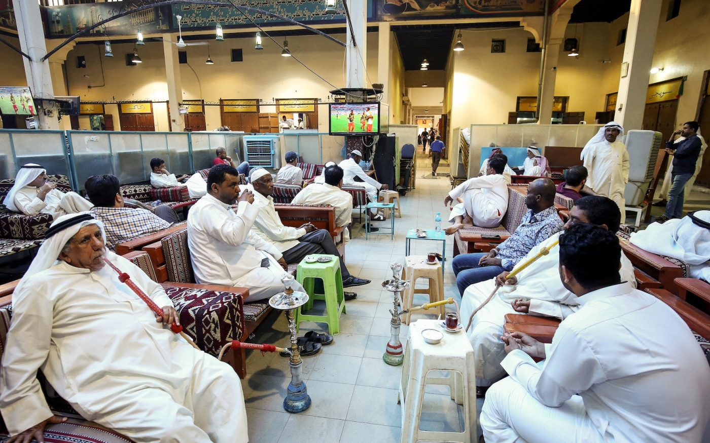Des hommes sont assis dans un café au Koweït (AFP/Yasser al-Zayyat)