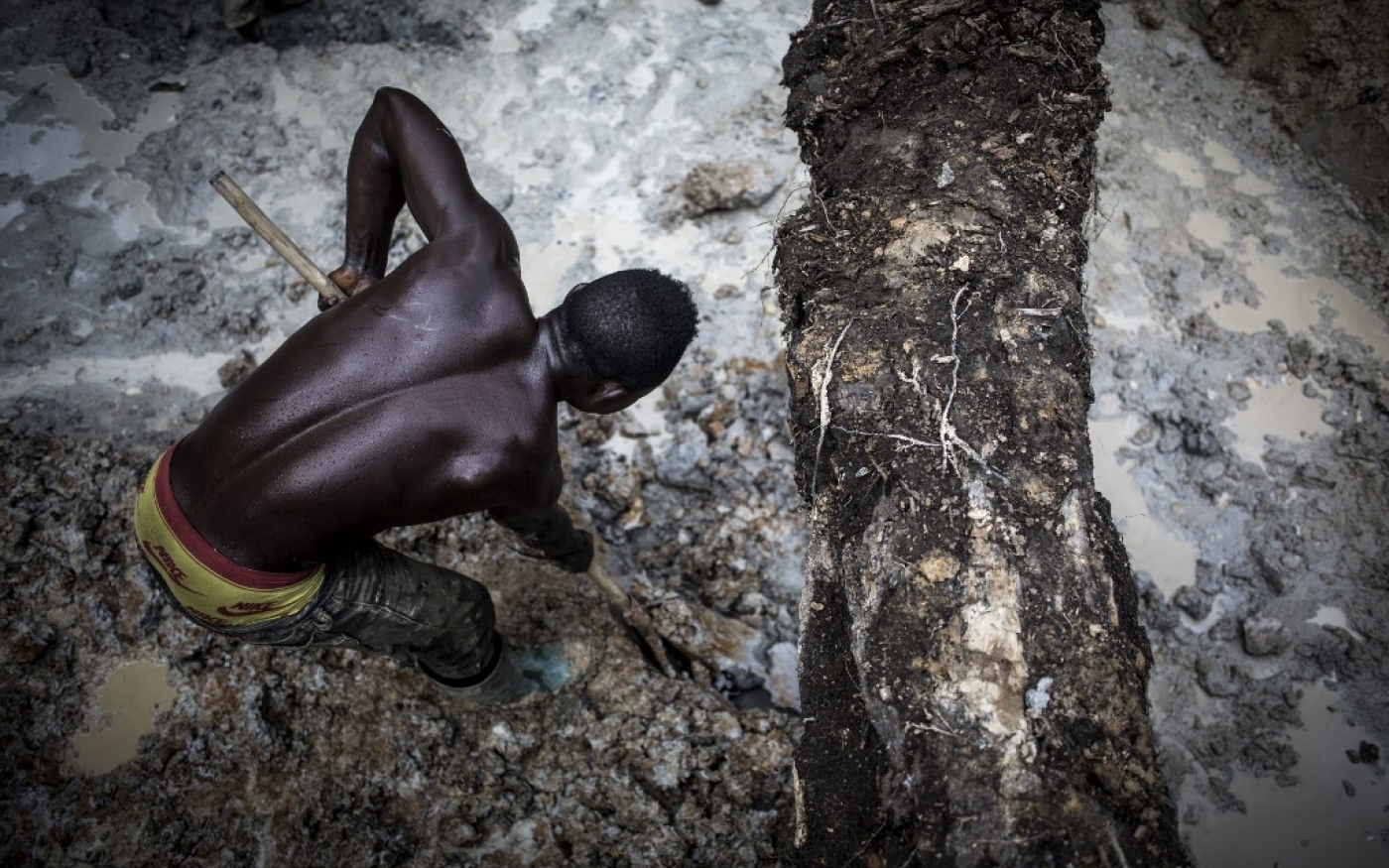 Un mineur artisanal travaille dans une mine d’or en République démocratique du Congo, en juillet 2018. Une grande partie de l’or du pays finit à Dubaï (AFP)