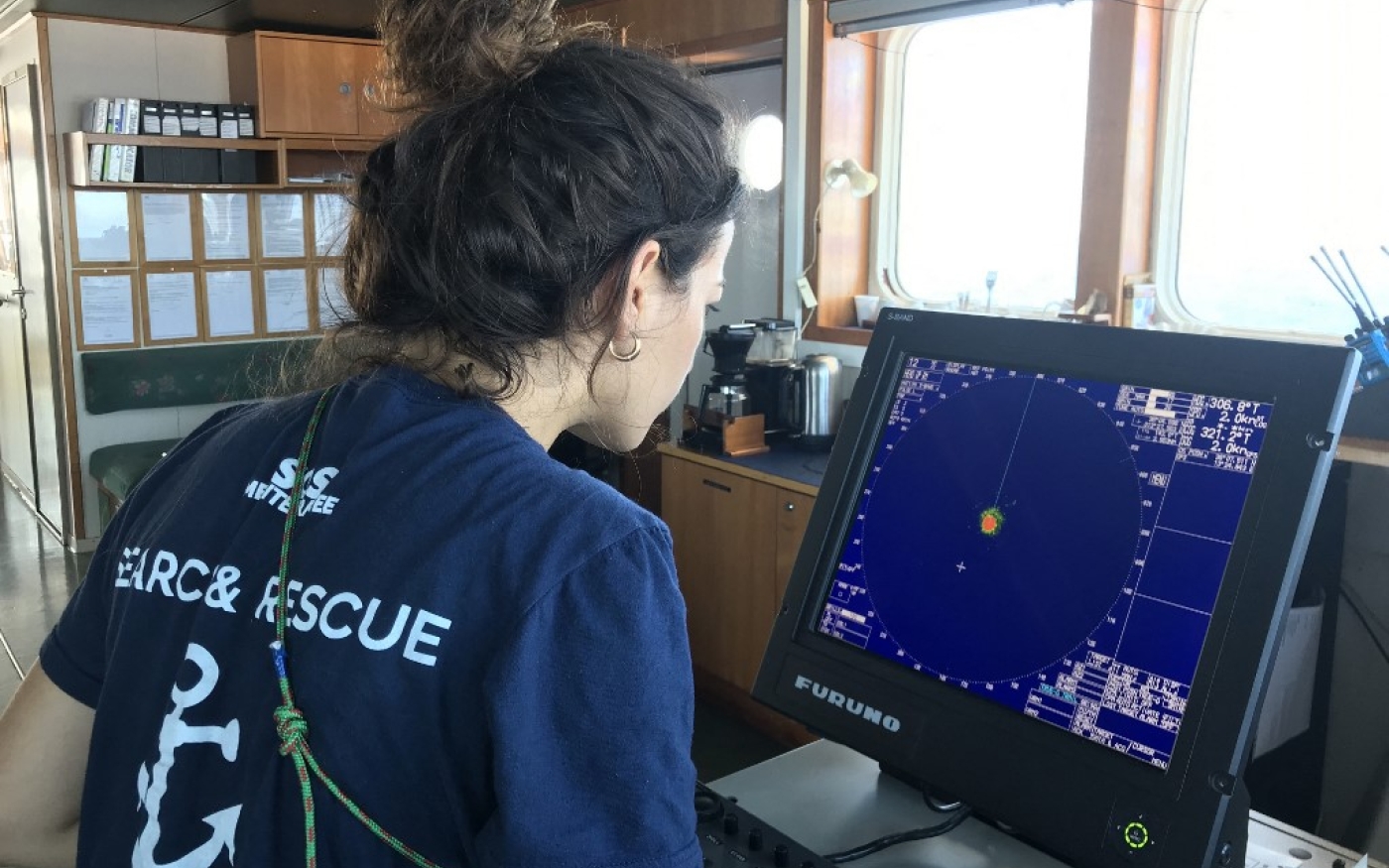 La responsable des preuves de recherche (REO) de l’ONG SOS Méditerranée surveille un radar à bord du navire de sauvetage Ocean Viking, le 17 août 2019 (AFP/Anne Chaon)