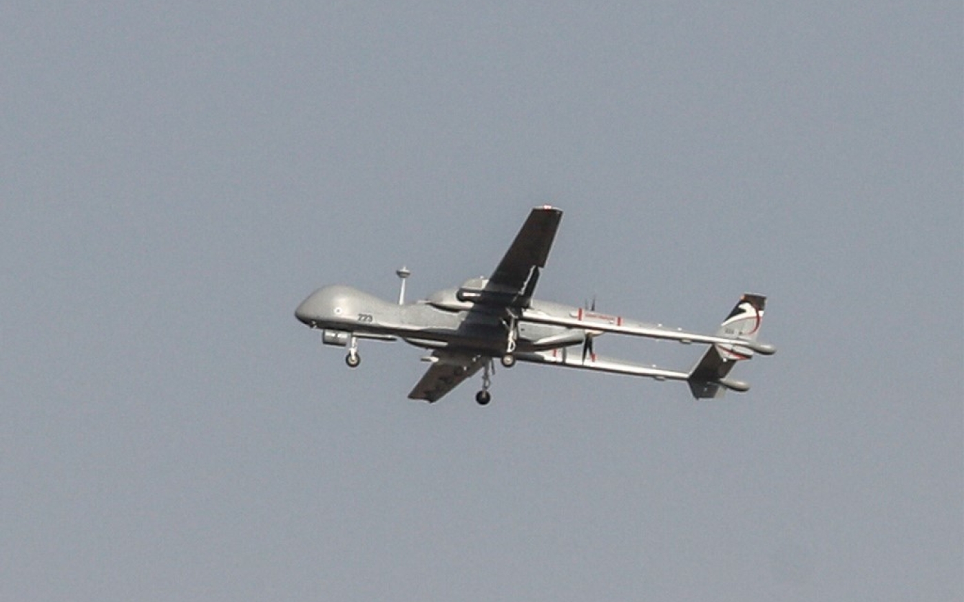 Les drones peuvent voler plus longtemps que les avions et n’ont pas l’obligation de secourir les gens en détresse (AFP)