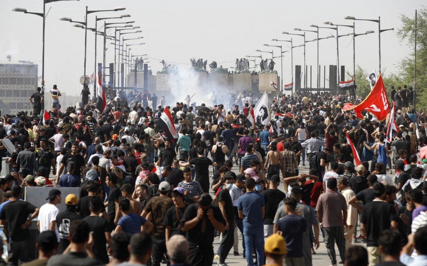  Les forces de sécurité irakiennes tirent des gaz lacrymogènes sur des manifestants antigouvernementaux à Bagdad, le 1er octobre 2022 (AFP/Ahmad Al-rubaye)