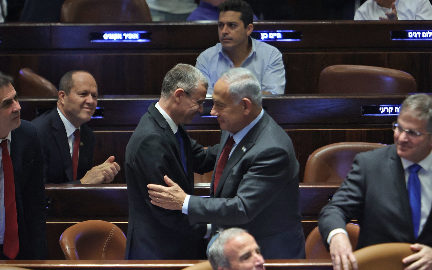 Yariv Levin accueille le Premier ministre Benyamin Netanyahou à la Knesset à Jérusalem, le 13 décembre 2022 (AFP)